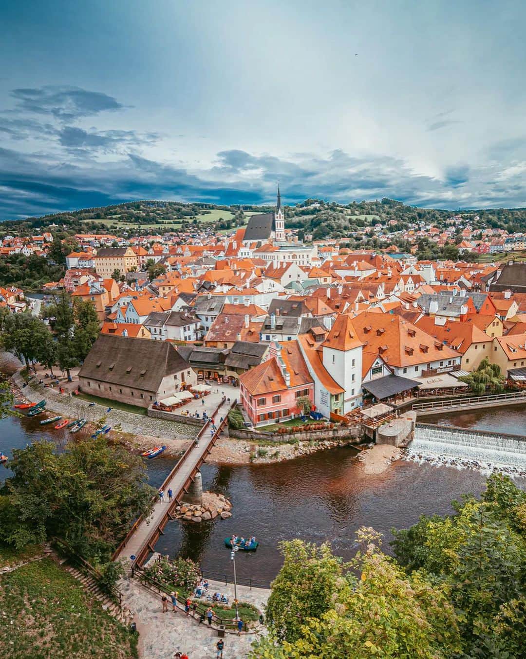 タビイクさんのインスタグラム写真 - (タビイクInstagram)「【83.チェコ共和国🇨🇿】  #チェスキークルムロフ は、「#世界で一番美しい街 」のキャッチコピーで人気上昇中のチェコにある小さな街🌼  ヴルダヴァ川が流れ、オレンジの屋根と緑の丘が美しく調和した世界遺産の街。  また、街の中心になっている#チェスキークルムロフ城 の塔から街を眺めれば、360°広がる美しい景色に息を呑むこと間違いなし✨  .  周囲を他国に囲まれたチェコは、様々な文化の影響を受けながら発展を続けてきた国🌷  チェコといえばビール🍺 国民一人当たりのビール消費量は、チェコが世界第1位って知っていましたか？ キリンビール(@kirin_brewery )の調査によると、チェコが26年連続で第1位なんだとか😳  水より安くビールが飲めちゃいます！ ビール好きには堪らない国ですね🥰  【#タビイク世界制覇 】  photo by unsplash   ✼••┈┈••✼••┈┈••✼••┈┈••✼••┈┈••✼ ••┈┈••✼ ﻿  \\写真で世界全ての国を巡る［写真で世界制覇］//  海外に行けない今だから 他の国のこともっと知ってみませんか？  @tabiiku をタグ付けすると、お写真が紹介されるかも！？  ✼••┈┈••✼••┈┈••✼••┈┈••✼••┈┈••✼ ••┈┈••✼  #mytravelgram #travelphotography #traveltheworld #traveler #travellover #絶景 #タビイク #チェコ #Czech  #ヨーロッパ #秘境  #誰かに見せたい景色 #traveler #travellover #タビジョ #とっておきの旅スポット #チェコ旅行 #Instagram  #worldheritage #ビール #チェコビール」2月23日 19時17分 - tabiiku