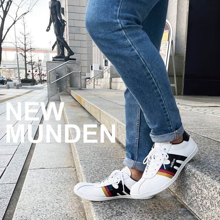 のインスタグラム：「NEW MUNDEN﻿ ﻿ 👟﻿ ▶Price:8,800﻿ ▶Size:40-44﻿ ▶Material：レザー﻿ ーーーーーーーーーーー﻿ 🔍﻿ NEW MUNDENの購入はアカウントトップの（@mobusofficial）から！﻿ ﻿ @mobusofficial ﻿ @mobusshop ﻿ @mobuskobe ﻿ @mobuskyoto ﻿ @mobusnagoya ﻿ @mobusshimokitazawa﻿ @mobuskichijoji﻿ ﻿ #mobus﻿ #モーブス﻿ #mobussneaker﻿ #モーブススニーカー﻿ #ドイツ﻿ #mobusofficial﻿ #mobusoriginal﻿ #NEWMUNDEN﻿ #おしゃれさんと繋がりたい﻿ #ストリート﻿ #classic﻿ #タウン﻿ #デートコーデ﻿ #トラディショナル﻿ #Traditional﻿ #run﻿ #walk﻿ #kickstagram﻿ #冬コーデ﻿ #コーディネート﻿ #カジュアルコーデ﻿ #スニーカーコーデ﻿ #冬コーデ﻿ #足元コーデ﻿ #カジュアルファッション﻿ #キックス﻿ #スニーカー大好き﻿ #シューズ﻿ #ドイツ﻿ #ブンデスリーガ」