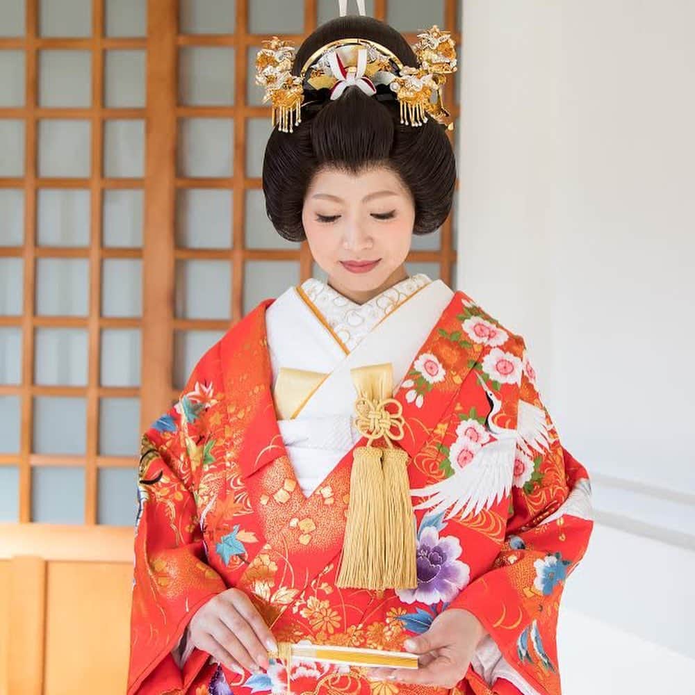 和婚スタイルさんのインスタグラム写真 - (和婚スタイルInstagram)「. 色打掛での撮影👘✨ . 着物と色簪のコーディネートも とても素敵ですね💕  ------------------------------- お二人で、ご家族で、 アットホームな和婚をご希望の方 お気軽に和婚スタイルにご相談下さい。  @wakonstyle  プロフィールのリンクから HPをご覧頂けます。  #和婚スタイル #2021年春夏婚 #2021年結婚式  #神前結婚式 #神社婚 #神社婚サポート #日本の結婚式 #結婚写真 #前撮り #後撮り #フォトウエディング  #護国神社  #色打掛  #文金高島田」2月23日 19時12分 - wakonstyle