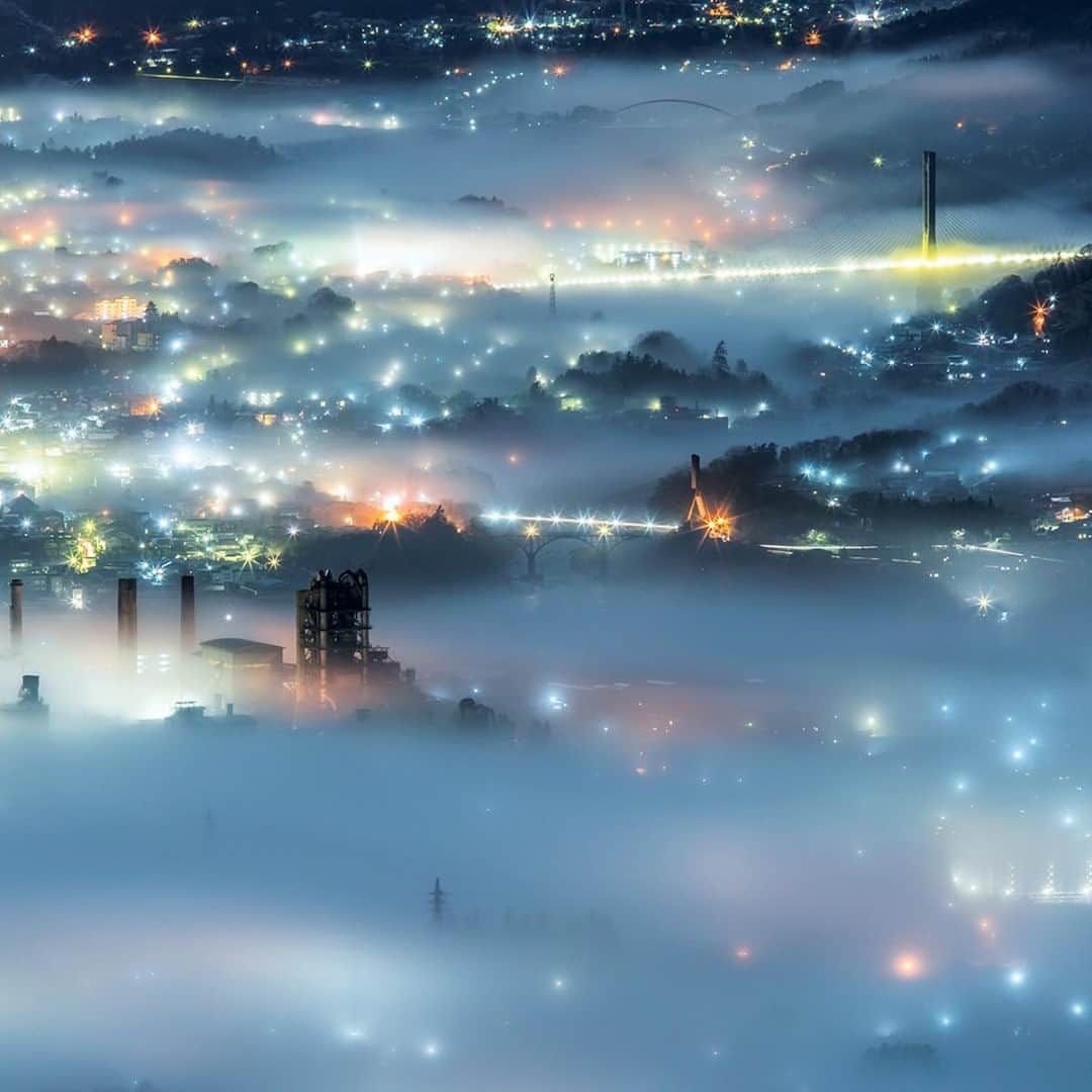 Canon Asiaさんのインスタグラム写真 - (Canon AsiaInstagram)「Living in an area where clouds hover just above the cityscape? Seize that chance to capture a fairytale-like ☁️nightscape photo like the one depicted below!⁣ .⁣ Here are three tips to get you going:⁣ .⁣ 1. Use a narrow aperture to get a sharp image⁣ 2. Achieve better clarity with slower shutter speed and lower ISO ⁣ 3.  Merge several bracketed shots to make the street lights look brighter⁣ .⁣ Want to learn more? Click the link on our bio to read the full article!⁣ .⁣ #canonasia #photography #explore #nightscape #focus #bracketing #manual #longexposure #cityscape #lighting #background #structure #composition #colours  #minimalistic #canon #lens #inspiration #subject #aesthetic」2月23日 19時12分 - canonasia