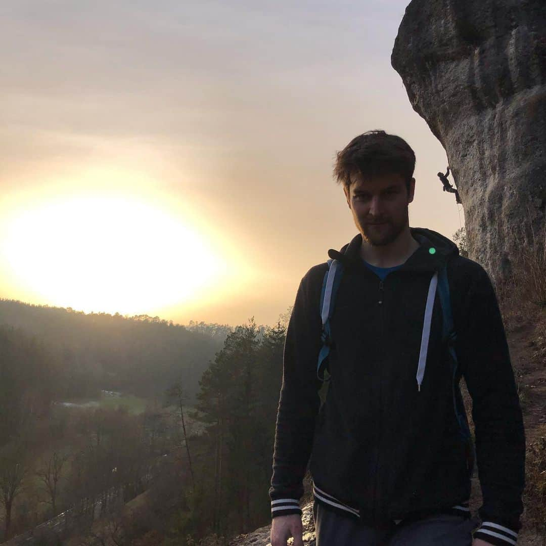 ヤン・ホイヤーのインスタグラム：「#Anzeige  I’m finally on the road again with my @dkb.de credit card 😜 Yesterday was my first day of rock climbing since the beginning of this lockdown. Feels good to be outside in the Frankenjura again after all these weeks of training.  #daskannbank #geldverbesserer」