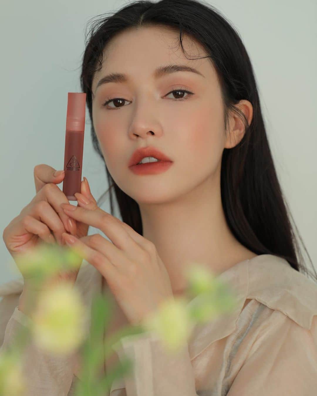 のインスタグラム：「촉촉함과 보송함 사이! 생생한 색감으로 부드럽게 표현되는 3CE BLUR WATER TINT💕 #stylenanda #3ce」