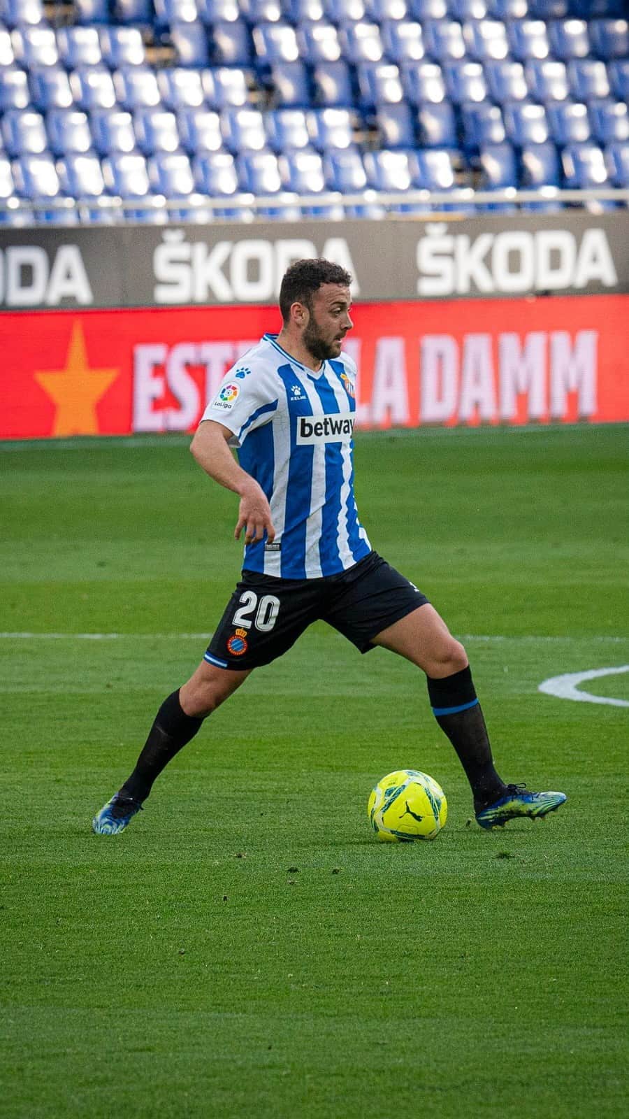 RCDエスパニョールのインスタグラム：「Un tipo serio. Un tipo entrañable. El primer albanés que ha jugado con el Mágico. Nuestro 'Pitbull', Keidi Bare. #RCDE」