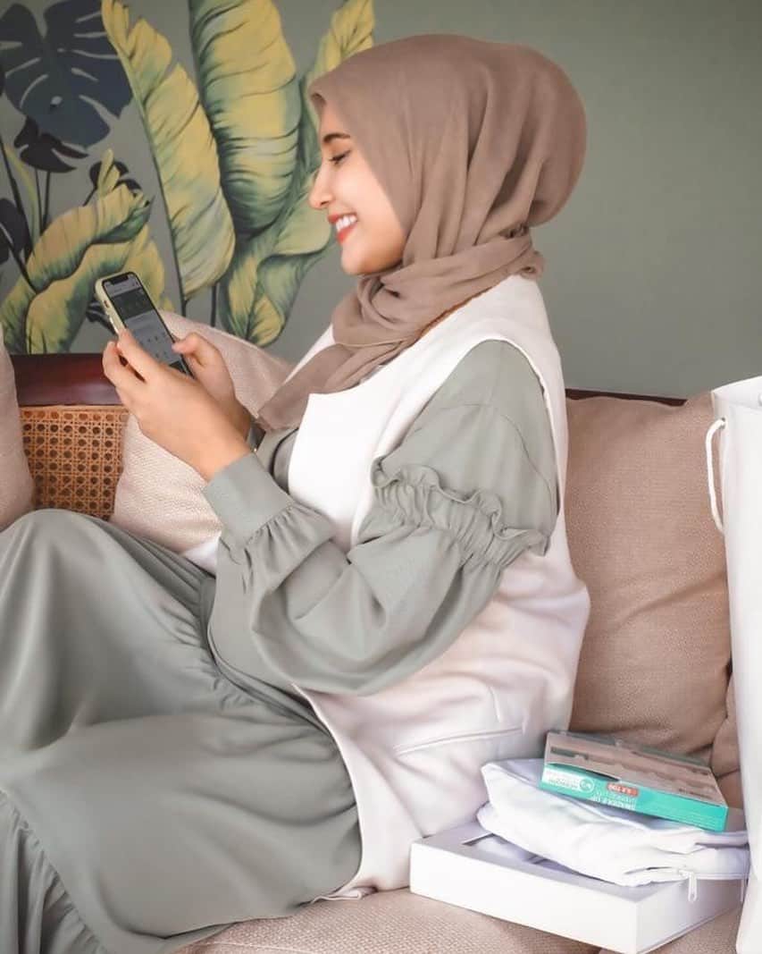 Zaskia Sungkarのインスタグラム：「Waaaah saking senangnya mengandung buah hati sambil belajar banyak mengenai kehamilan, aku juga sekalian beli perabotan buat si baby lewat E-Commerce! Sekarang, aku bisa pakai metode pembayaran @layanansyariahlinkaja agar segala transaksinya menjadi halal, dan sesuai dengan syariatnya.  Kamu nggak perlu khawatir karena layanan ini sudah bersertifikasi halal oleh DSN MUI. Jadi, segala transaksi yang dituai sudah aman & nyaman.  Yuk instal aplikasi LinkAja dan aktifkan layanannya agar menumbuhkan #BerkahUntukSemua  #LengkapnyaUntukSemua #LayananSyariahLinkAja」