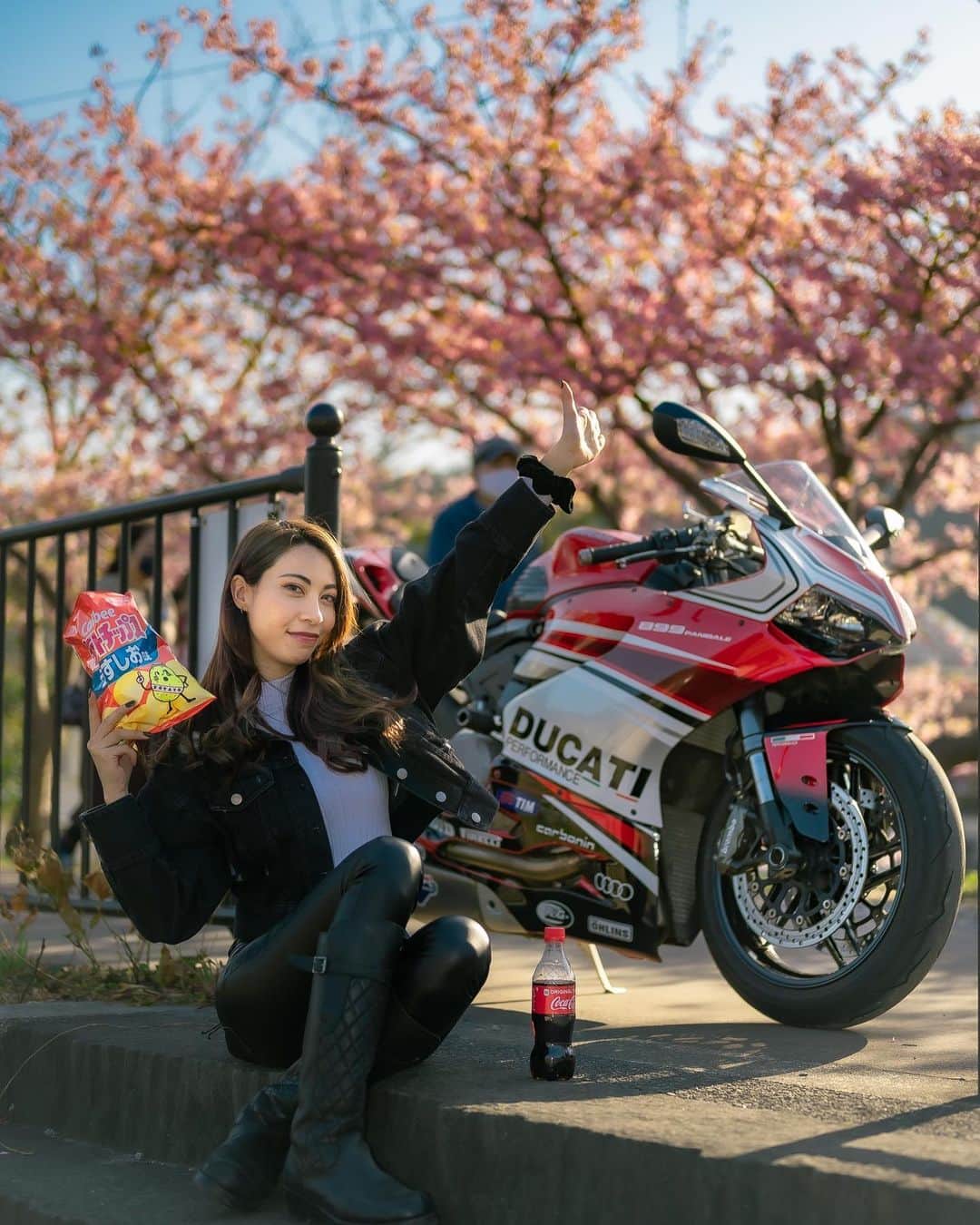CAMIRAのインスタグラム：「河津桜見に行ってきた🌸 ポテチとコーラ美味しい😂❤️ #河津桜#伊豆#バイク女子#バイク好きな人と繋がりたい#バイク写真部#bikegirl#motorcycle#bikelife#bike#ducati#panigale#superbikes」