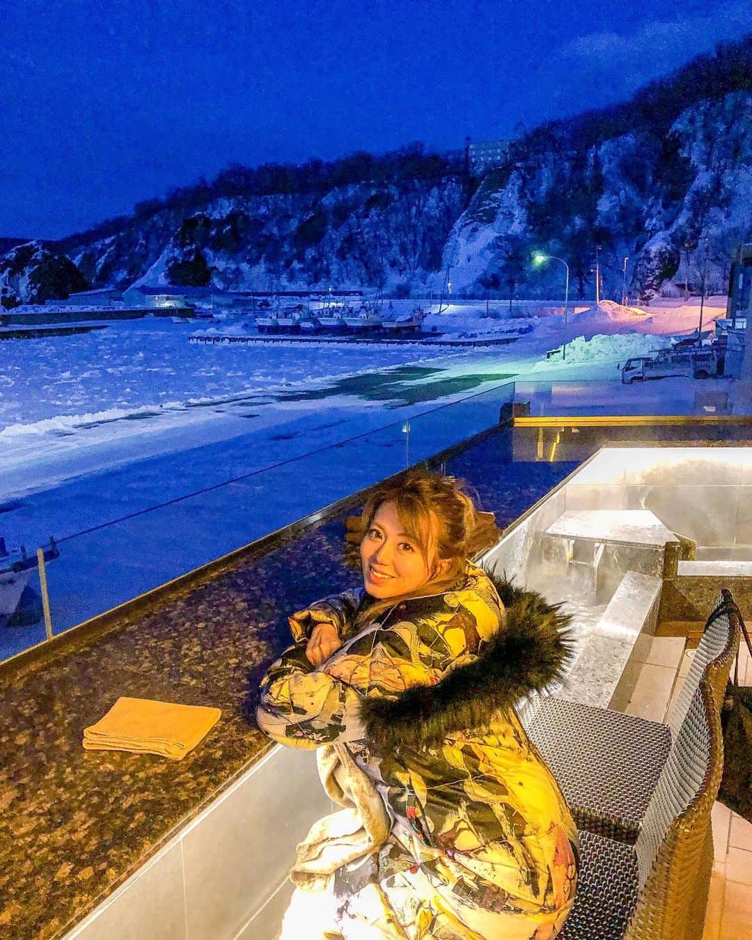 myumyuさんのインスタグラム写真 - (myumyuInstagram)「足湯しながら、流氷見ながら、氷のグラスで飲む、ホテルのBAR🍸♨️  オシャレやし珍しくて楽しいしカクテルおいしい💓 けど氷のグラスにつく指と唇がキンキン😂🧊 ほんでお湯から出てるズボンまでの隙間がめった寒い😂😂(マイナス10℃) それはそれでまた楽しいww  #bar#珍しい#バー#カクテル#足湯bar#足湯#焚き火#温泉#ホテルバー#driftice#hotsprings#footbath#bonfire#cocktails #流氷#網走#ウトロ#知床#道東#北海道#北海道旅行#旅行好き#旅行好き女子 #trip#travel#triplovers#travellover#japan_of_insta#japantravel#hokkaido」2月23日 19時23分 - myumyu_travel_bikini