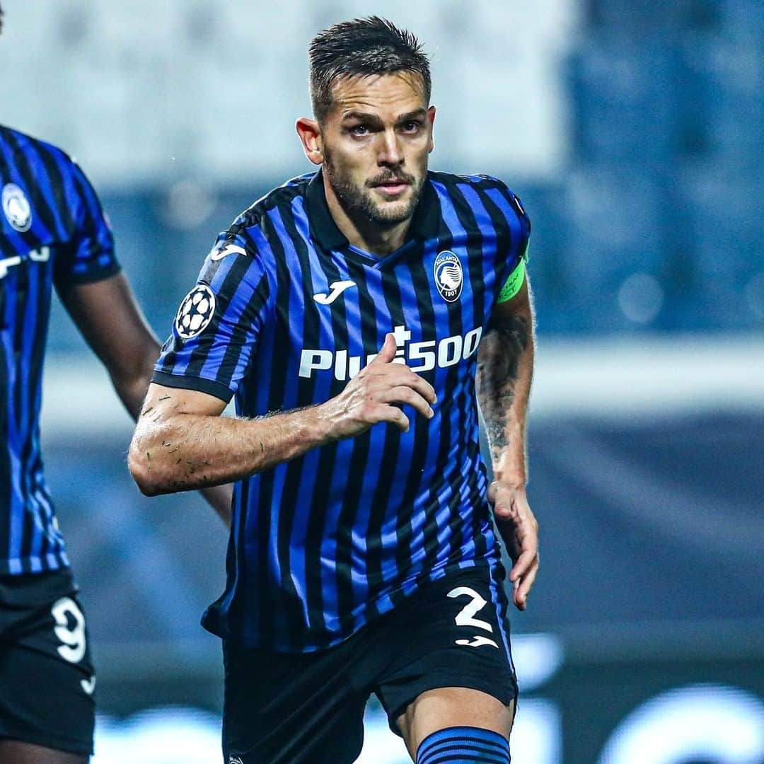 アタランタBCのインスタグラム：「Sale l'adrenalina da @championsleague! ⚡️🤩 #UCL adrenaline is 🔙! ✨ ⠀ #GoAtalantaGo ⚫️🔵 #Atalanta #BergAMO #ForzaAtalanta #ChampionsLeague」