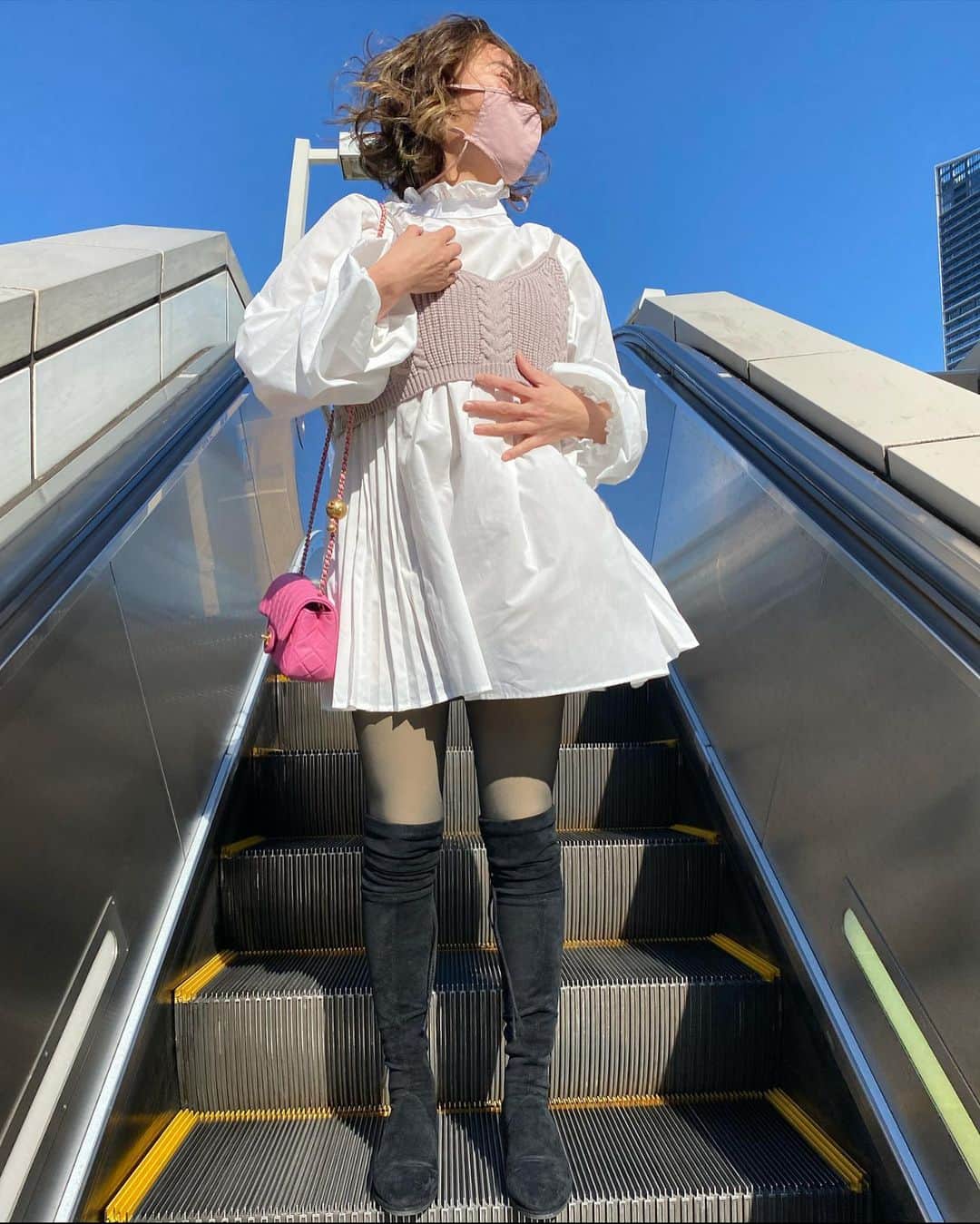 のインスタグラム：「風が強くて、髪の毛くしゃくしゃ  one piece#GRL#グレイル  bag#chanel   ・ ・ #coordinate #コーディネート#コーデ#FASHION#ファッション#ootd_cob#着回しコーデ#ponte_fashion#kurashiru#kaumo_fashion #大人カジュアル#プチプラミックス#mineby3mootd」