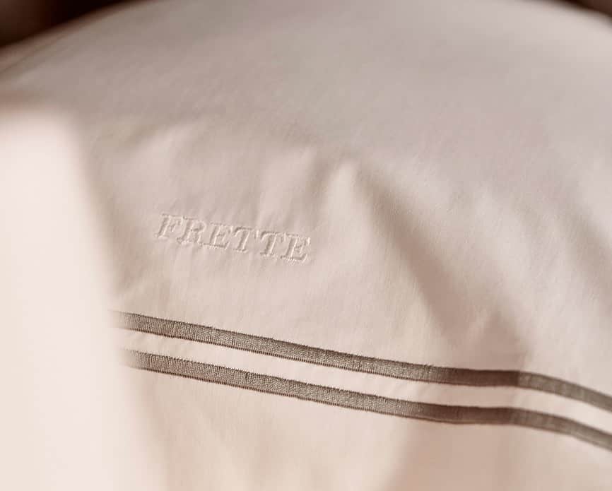フレッテさんのインスタグラム写真 - (フレッテInstagram)「Inspired by polished hotel linens, the Hotel Classic sheet set is a staple for any bedroom ensemble. Mix and match pillows, duvets and blankets to create diverse design pairings.   #Frette」2月24日 0時58分 - fretteofficial