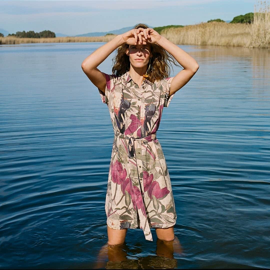 デシグアルのインスタグラム：「Curious? Explore this safari dress made of Tencel fibers. Eco-friendly, versatile and with a soft touch 💚 #LoveTheWorld」