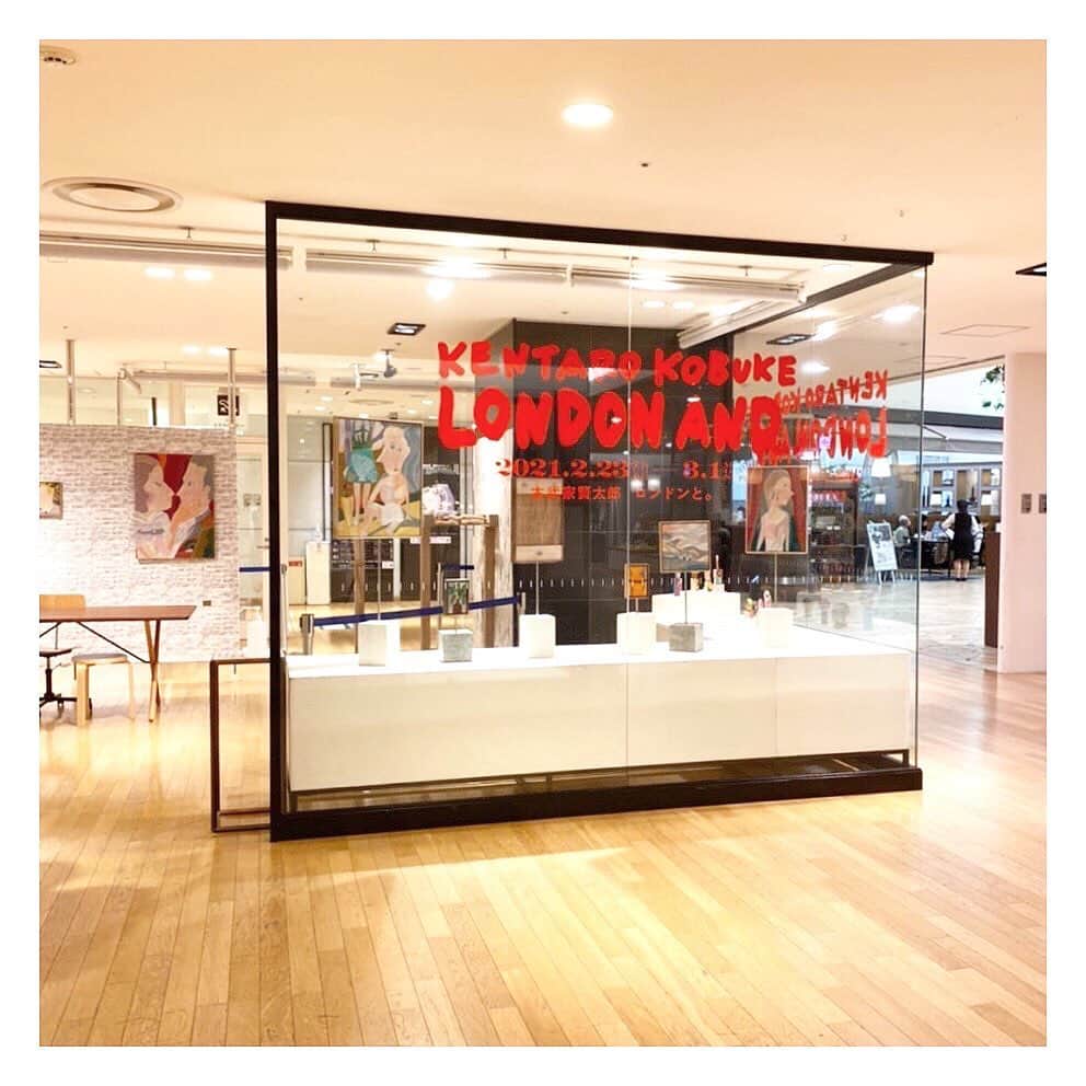 コレニモのインスタグラム：「Yayy Colenimo Popup event has started at @thankyoudepartmentstore @hankyu_event 🎉Colenimo original print dress are available on online now🤩Please take a look💫 #colenimo #madeinlondon ポップアップイベントが始まりました。とても素敵な空間に🥰皆さん是非お越しください。心強い私の義妹、みーちゃんが店頭におります👋☺️コレニモといつもレザーコラボをしている @b_e_n_e_f_i_c_o も出店中💫 #コレニモ　#英国製　#thankyoudepartmentstore」