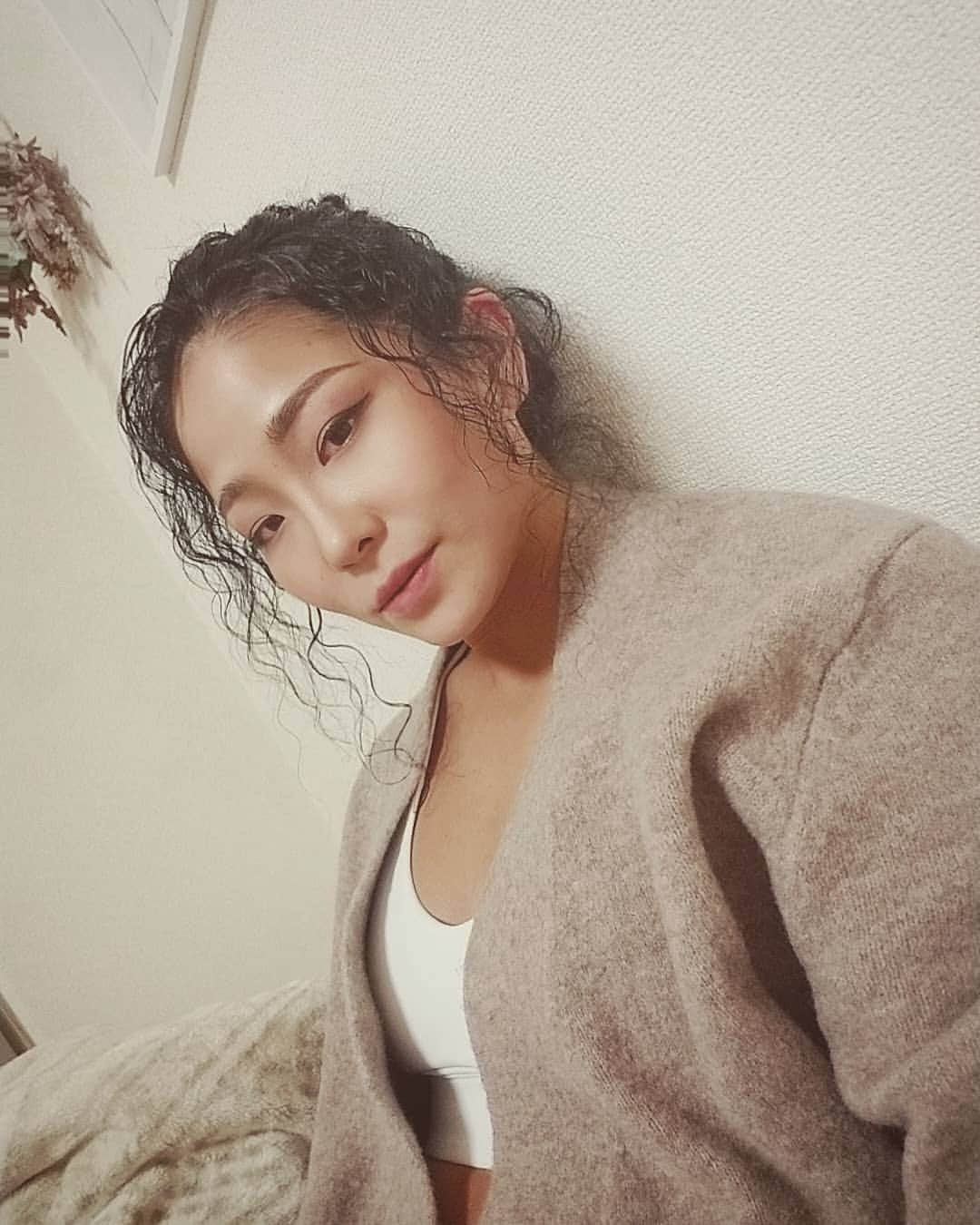 永吉令奈のインスタグラム：「大会終わったその日の夜、自分のステージ動画で見返して、反省点多すぎてショックを受けてからあーでもないこーでもないと考えてばっかりで毎晩部屋の電気つけっぱなしでメイクしたまま寝落ちして、寝不足に...😂  やっと昨日まともに寝れました。  平和な日常生活取り戻した感じ。  自分が決めたリミットまであと2年。  全力で走りきりたい。  でもあと少しだけ休憩☕✨」