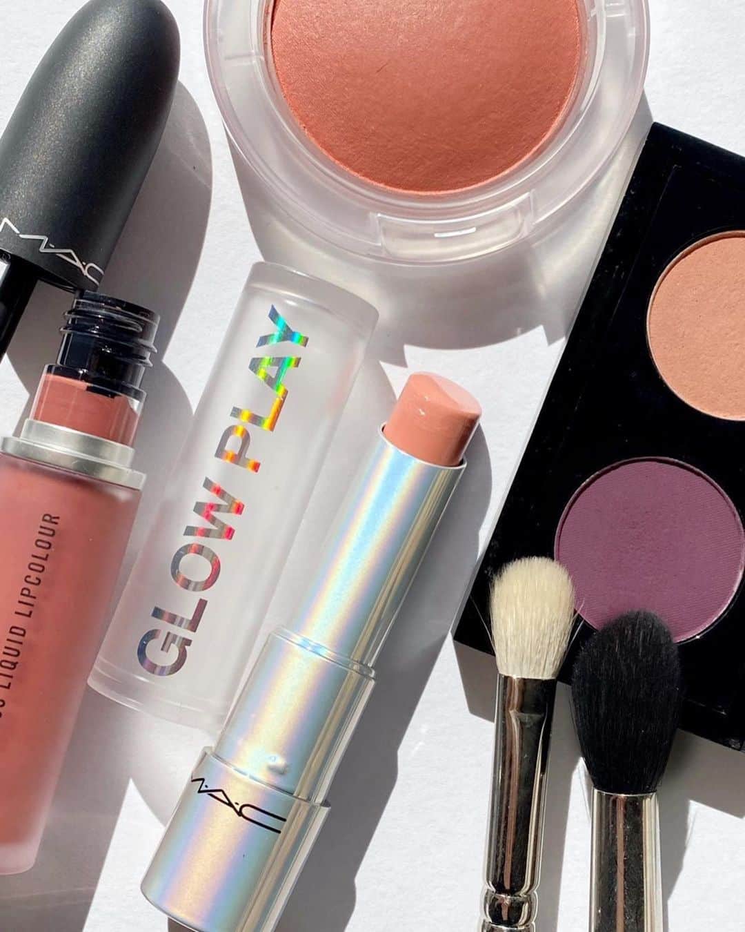 M∙A∙C Cosmetics Japanのインスタグラム：「؜温かみのあるコーラルカラーでメイクも春に衣替え🌸✨ ㅤ 目元のキワにカシスカラーを入れ、甘すぎず引き締まった上品な目元に✨ メイクルックをスワイプしてチェック👉 ㅤ 【使用製品】 ・パウダーキス アイシャドウ: マイ トゥイーディー ・パウダーキス アイシャドウ: ピー フォー ポテント ・グロー プレイ ブラッシュ／グランド ・グロー プレイリップ バーム／スィートトリート ・パウダーキス リキッド リップカラー／マル イット オーバー ※カスタマイズアイパレットはPRO製品取り扱い店舗限定 @macpro_osaka  @mac_isetan.shinjuku  @mac_lumineest.shinjuku  ㅤ #MACアイメイク Regram from @macpro_tokyo」