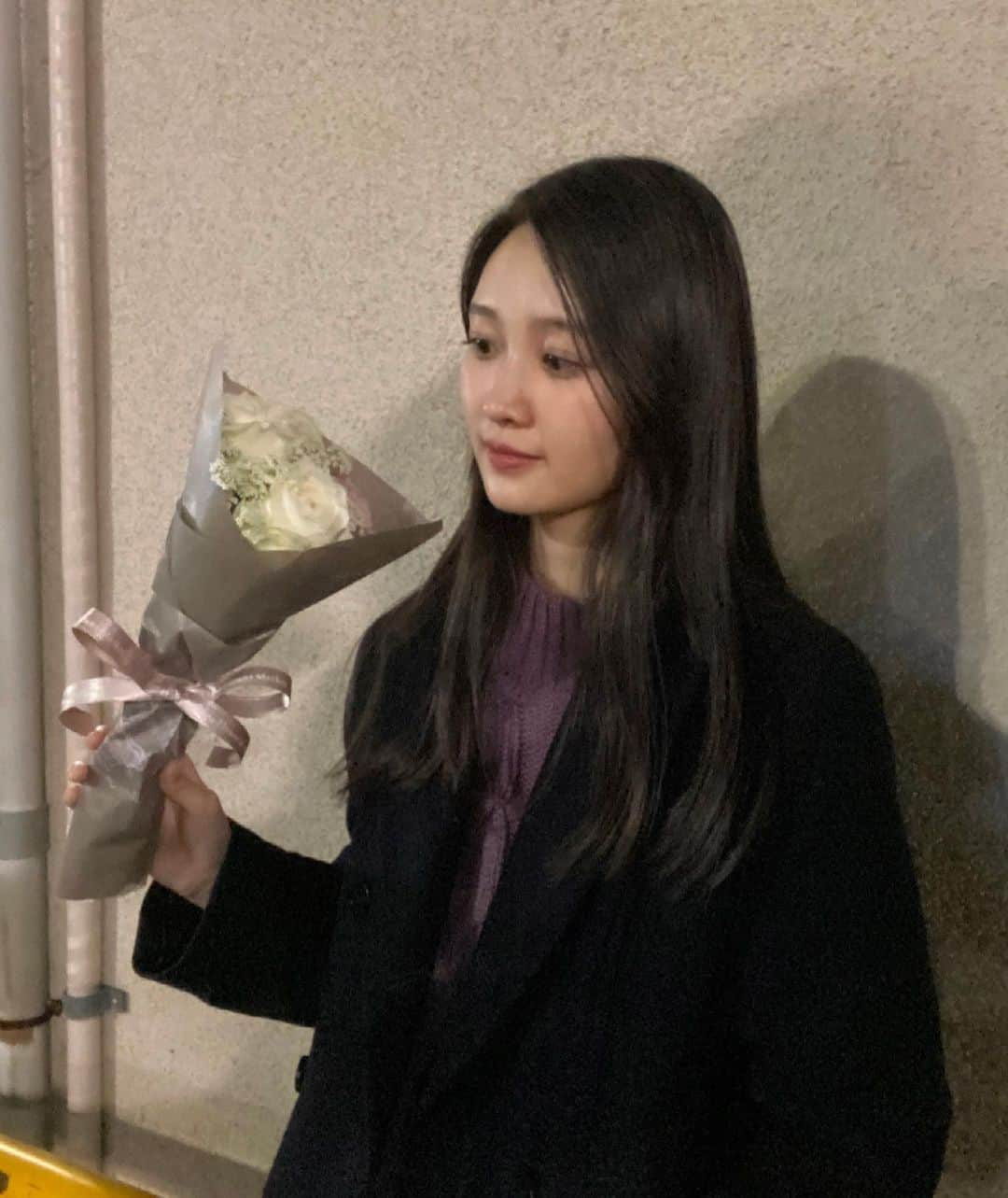 前川歌音のインスタグラム：「ハタチのお誕生日です 駅に迎えに来ていた父にもらったお花 2人で歩きながら帰ってたら泣きはじめました 面白くて動画とってしまった」