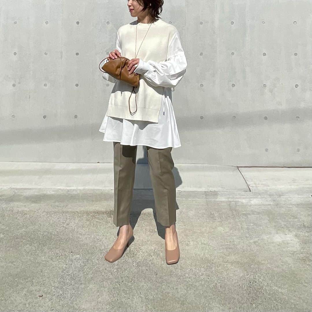のインスタグラム：「・ ・ コーデいらずなトップス✧ シャツとニットがドッキングしてるのー◡̈ 袖が特にお気に入り‼︎ ・ ・ tops: @cadune_official pants: #stunninglure bag: #bottegaveneta shoes: #gu ・ ・ #fashion#coordinate#ootd#outfitoftheday#outfit#locari#mineby3ootd#cadune#153cm#カデュネ#大人カジュアル#春コーデ#きれいめカジュアル#ママコーデ#低身長コーデ#カデュネ」