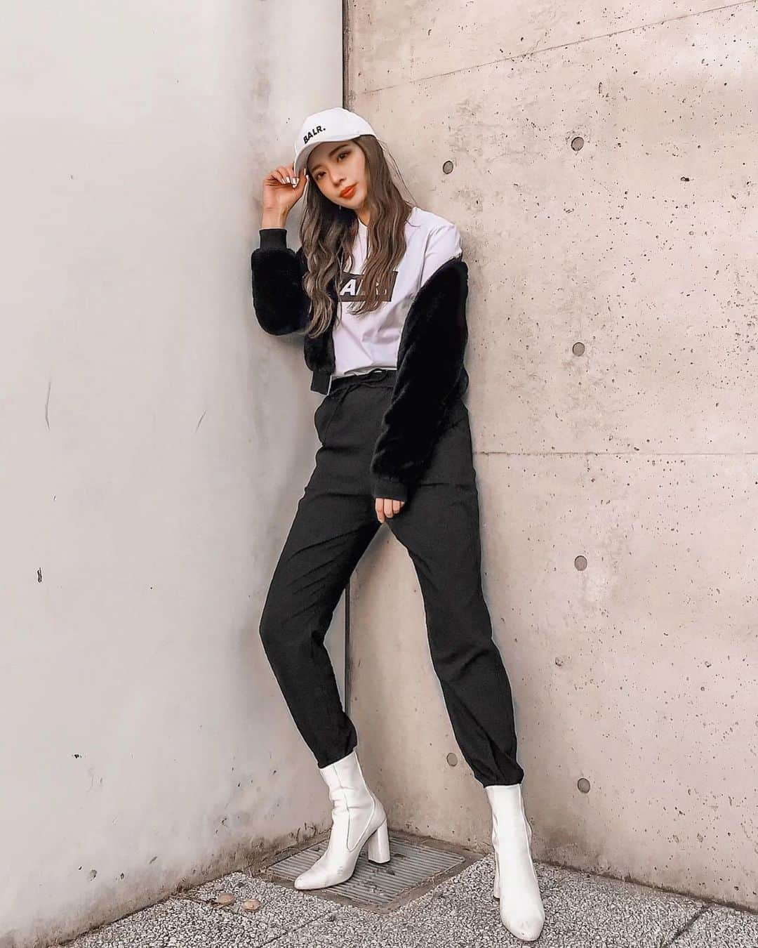 まおまおさんのインスタグラム写真 - (まおまおInstagram)「🖤🤍🖤🤍🖤﻿ 珍しい感じ😈？﻿ ﻿ + tops, cap @balr + pants, boots @zara﻿ + outer @forever21 ﻿ ﻿ 📸 photo by お母さん♥️﻿ ﻿ 🏷  #モノトーンコーデ #メンズファッション  #高身長コーデ #168cm #168cmコーデ #大人カジュアル #大人カジュアルコーデ #balr #zara #ボーラー #ザラコーデ ▶︎ #maomao_fashion」2月23日 19時36分 - _maomao2_