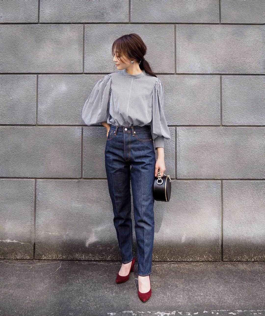 yoko178loveさんのインスタグラム写真 - (yoko178loveInstagram)「#coordinate ． ． 少しずつ暖かくなってきて シャツで過ごせるのが嬉しい✨ ． ． パフスリーブのボリュームが可愛い @andemiu_official ブラウス ． 甘さ控えめのギンガムチェックシャツには デニムを合わせたくて❤︎ パンプスで赤を足すのがお気に入り☺︎ ． ． ． #andemiu #アンデミュウ #タックパフスリーブブラウス #春コーデ #andemiu_sponsored #ブラウスコーデ#春服#ブラウス」2月23日 19時36分 - yoko178love