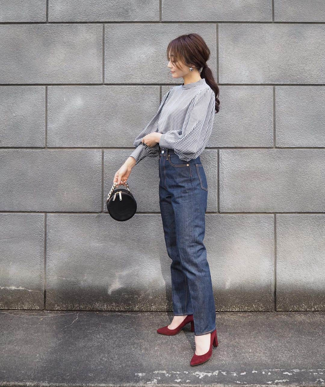 yoko178loveさんのインスタグラム写真 - (yoko178loveInstagram)「#coordinate ． ． 少しずつ暖かくなってきて シャツで過ごせるのが嬉しい✨ ． ． パフスリーブのボリュームが可愛い @andemiu_official ブラウス ． 甘さ控えめのギンガムチェックシャツには デニムを合わせたくて❤︎ パンプスで赤を足すのがお気に入り☺︎ ． ． ． #andemiu #アンデミュウ #タックパフスリーブブラウス #春コーデ #andemiu_sponsored #ブラウスコーデ#春服#ブラウス」2月23日 19時36分 - yoko178love