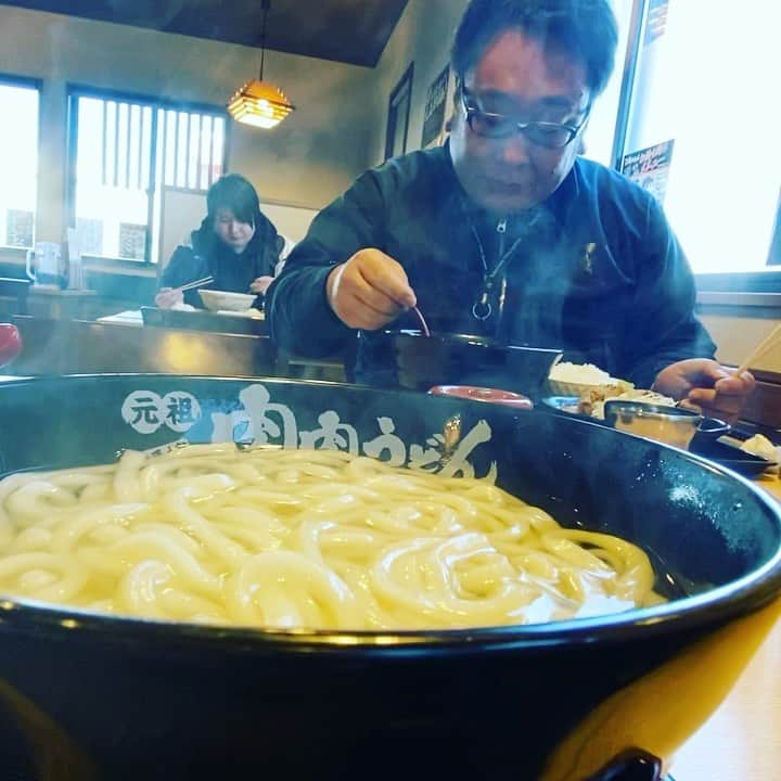 中華首藤のインスタグラム：「🍜🍜🍜  久しぶりにこちらへ(^｡^) #新しいおおいた #大分グルメ  #大分ローカル #大分ランチ #大分市 #下郡 #元祖肉肉うどん大分下郡店  #ランチ #人気  #肉つけ麺うどん  #豚しょうが焼き定食  #麺好きと繋がりたい  #麺越し #ディレクターも満足  #麺すたぐらむ  #男性 #女性  #みんな好き  #大分県 #熊本県 #中九州タレント #ローカルタレント #中華首藤  #ロケ終わりの楽しみ」