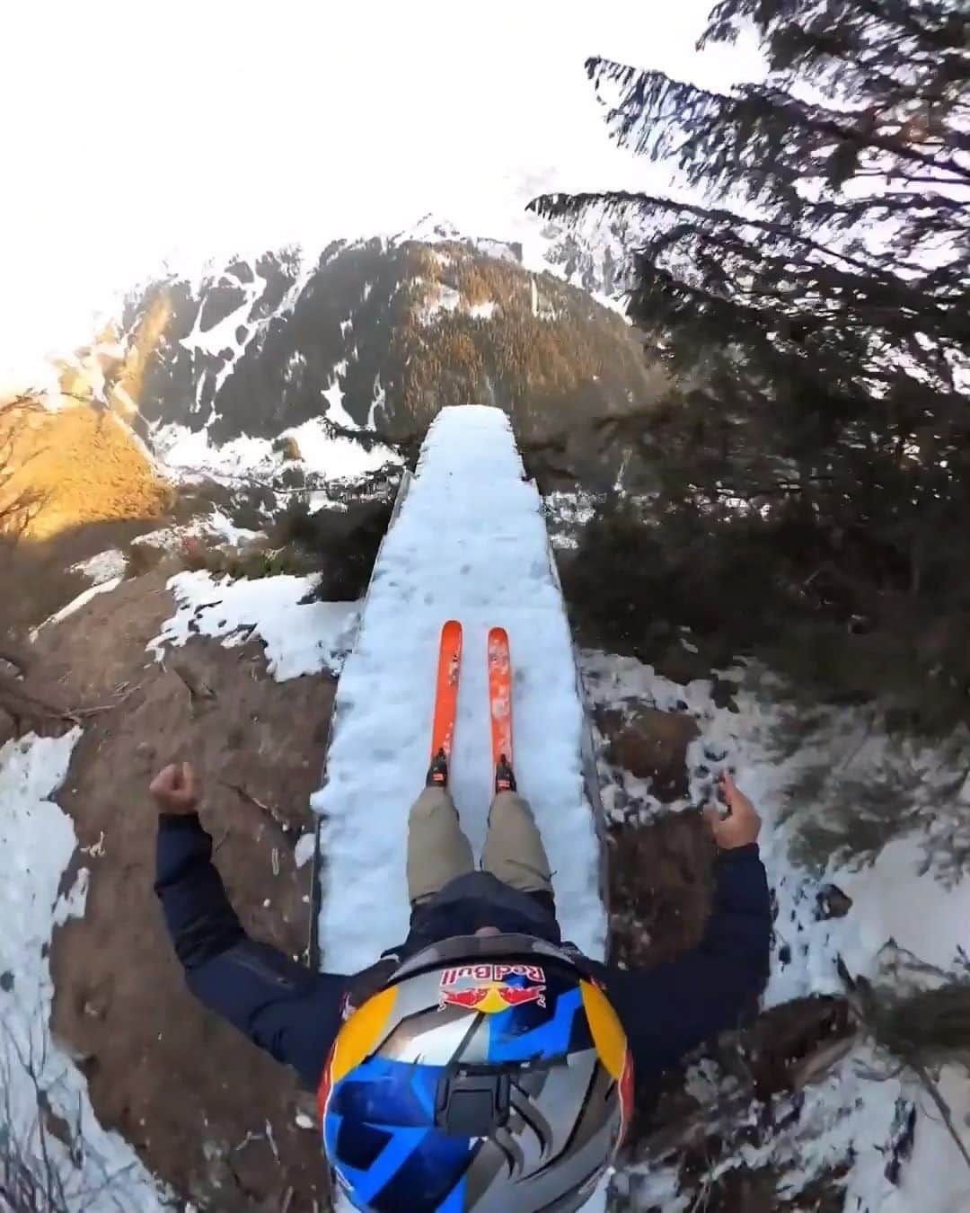 レッドブルのインスタグラム：「ski jump 🤝 @fredfugen 🤝 base jump   @soulflyers #redbull #givesyouwiiings #ski #basejump」