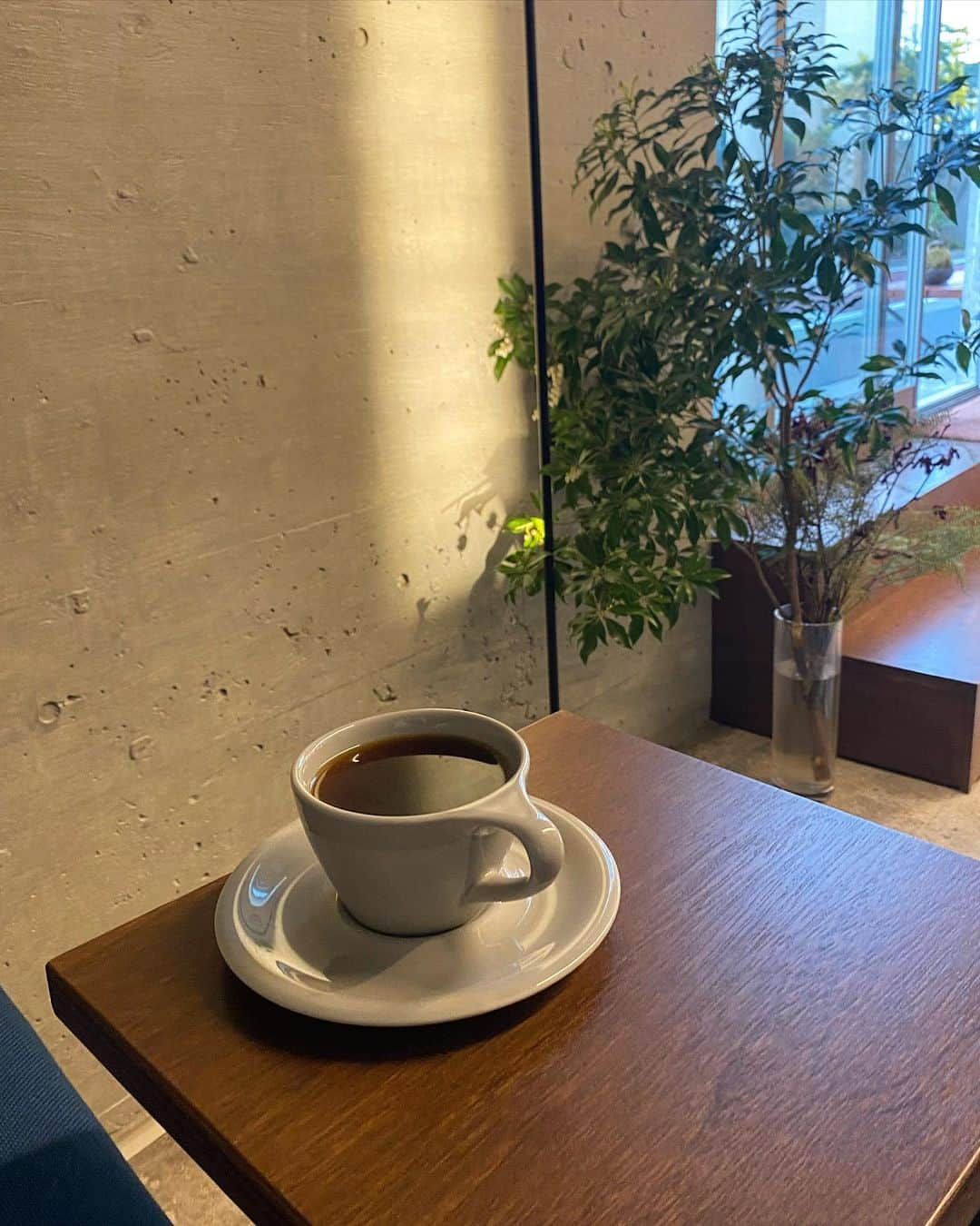 藤野結衣さんのインスタグラム写真 - (藤野結衣Instagram)「大好きなcoffee time ☕️❤︎ . バッグからマスクの紐が出てるとこに性格感じる😮笑 . 最近買ったパンツが可愛くてお気に入りなんです . . . . . #coffee #coffeetime #wr #私服 #snidel」2月23日 19時33分 - yui_fujino