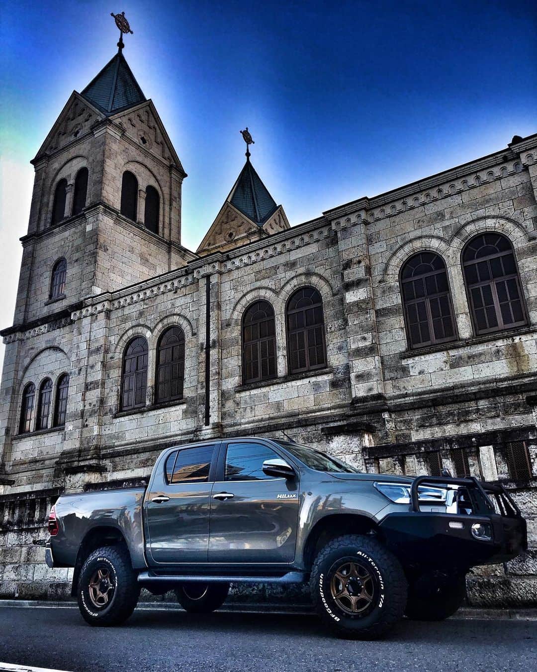 佐々木洋平のインスタグラム：「HILUX × カトリック松が峰教会  #栃木観光  #宇都宮  #hilux  #ハイラックス  #toyotagram」