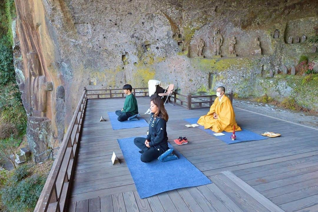 矢澤亜季さんのインスタグラム写真 - (矢澤亜季Instagram)「*🧘‍♀️🧘‍♂️🧘‍♀️  ＼豊後大野スッキリ割！／  豊後大野市ふるさと大使として普光寺さんにて《阿字観　瞑想体験》をしてきました。🧘‍♀️🧘‍♂️ 日本最大級の磨崖仏の隣で瞑想をさせていただき、とても貴重な時間を過ごせました。😌  現在、ツーリズム豊後大野では『豊後大野スッキリ割！日帰り体験プログラム』を開催しております。 大分県の方は是非チェックしてみてください🤗 . . . #大分県 #豊後大野市 #ふるさと大使 #ツーリズム豊後大野 #体験プログラム #普光寺 #磨崖仏 #阿字観  #瞑想 #瞑想体験 #🧘‍♀️ #カヌースラローム #アスリート #女子アスリート #トレーニング #トレーニング女子 #フィットネス #フィットネス女子  #筋トレ女子 #筋肉女子 #釣りガール  #canoe #slalom #athlete #buogoono #oita #japan #nature #love #meditation」2月23日 19時36分 - aki.yazawa