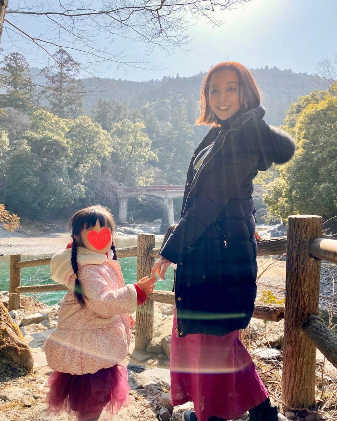 PINKYのインスタグラム：「美しい渓流に癒された先週末🌈🌿✨  ・・・  #love #happy #family #mamalife #parentslife #川上村 #丹生川上神社 #渓流」