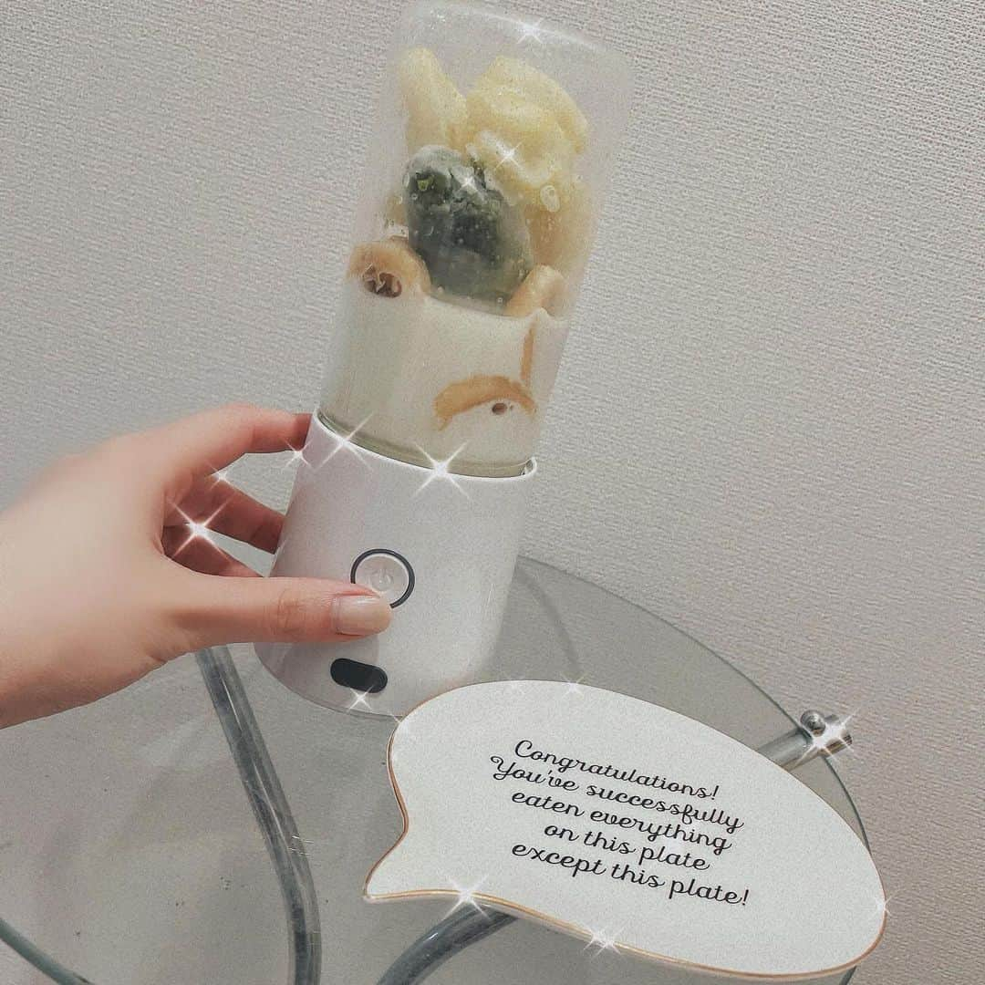 natsu_772さんのインスタグラム写真 - (natsu_772Instagram)「SMOOTH SMOOTHIE🥬  簡単に作れるbeauty smoothie の素材がおうちに届く システムです❤︎📦  厳選されたフルーツやお野菜は 保存料・着色料・香料・人工甘味料など不使用✨  購入すると、全員無料でミキサーがもらえます♡ 1分程度でとっても簡単に スムージーが作れます🥑  毎回スムージー屋さんで買うのも 大変なので、定期的にお家に届くのは 楽だしオススメです☺︎❤︎   @smooth_smoothie.jp   #スムージー#smoothie#ヘルシーライフ#おうち時間#美容#ビューティスムージー#スムスム#スムーズスムージー　#smoothsmothie」2月23日 19時40分 - natsu._____