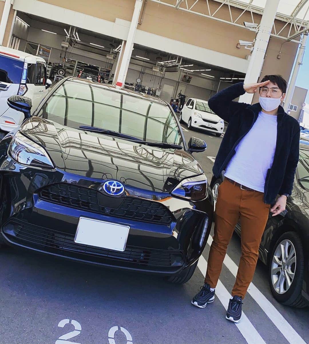 高畠佳介のインスタグラム：「いつもいつもお世話になっている　　@toyota.corolla.ehime  さんからとうとう #yariscross をゲットさせていただきました！！ あのインスタライブからまさかまさかの展開でいきなり予約して5ヶ月あまり、、、やっときました！ヤリスチャン！最高！！  顔かっこいい、そして、燃費最強、ありがたや @toyota_jp  これからいっぱい乗り回します！  いつも本当にありがとうございます。 これからもよろしくお願いします！！  @toyota_jp  @toyota.corolla.ehime  @yariscross  #yariscross」