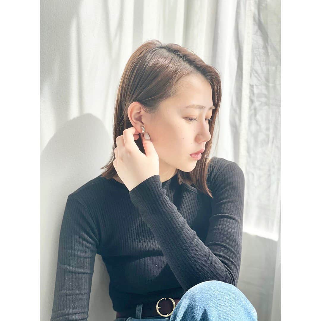 のインスタグラム：「. なんかエモい  #サロンモデル #サロモ #サロモ撮影 #スタイリングモデル #撮影 #ミディアムヘア #太陽光 #エモい #エモ写真 #美容院 #黒トップス」