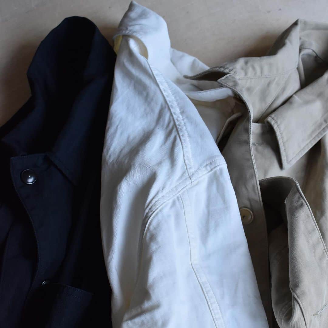 のインスタグラム：「﻿ "2P RR Jacket"﻿ ﻿ BLACK / ECRU / KHAKI﻿ ﻿ フィンクスコットンとヨーロピアンリネンをブレンドした清涼感のあるレフトツイルカバーオール。﻿ ﻿ 原料の良いコットン/リネン素材に洗いをかけることで、独特なシャリ感としっとりした生地に仕上げたジャケットライクなカバーオール。﻿ ﻿ 変則なポケットのディテールにチェンジボタンを使用したゆったりとしたサイジングが特徴です。﻿ ﻿ 製品洗い済み﻿ ﻿ #kaptainsunshine ﻿ #21ss」