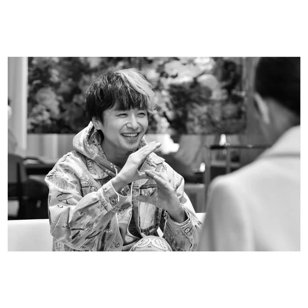 橋本淳のインスタグラム：「. テレビ東京 ドラマ 『アノニマス』 (@txdrm_anonymous )  第5話　ご視聴くださった皆様、 ありがとうございました。  大人気動画配信者・さわてぃ という役どころでした。 イロモノっぽい表面の中に 彼の孤独や葛藤が滲み出ればなぁと 共に歩んでいきました。  香取慎吾さんをはじめ キャスト、スタッフの皆様の 総力が詰まった現場は とても居心地がよく ずっと居たくなるほどの クリエイティブな場でした。 少しでも参加出来たこと 光栄に思います。 ありがとうございました！ (「クソ野郎〜」以来の香取さんとの共演、 対峙すると分かる、あのゾクゾクする感覚。 今回もたくさん頂けて、ホントに楽しかったです。) . . . #アノニマス #さわてぃ #さわてぃポーズ #ポーズ勝手にやったら採用されました」