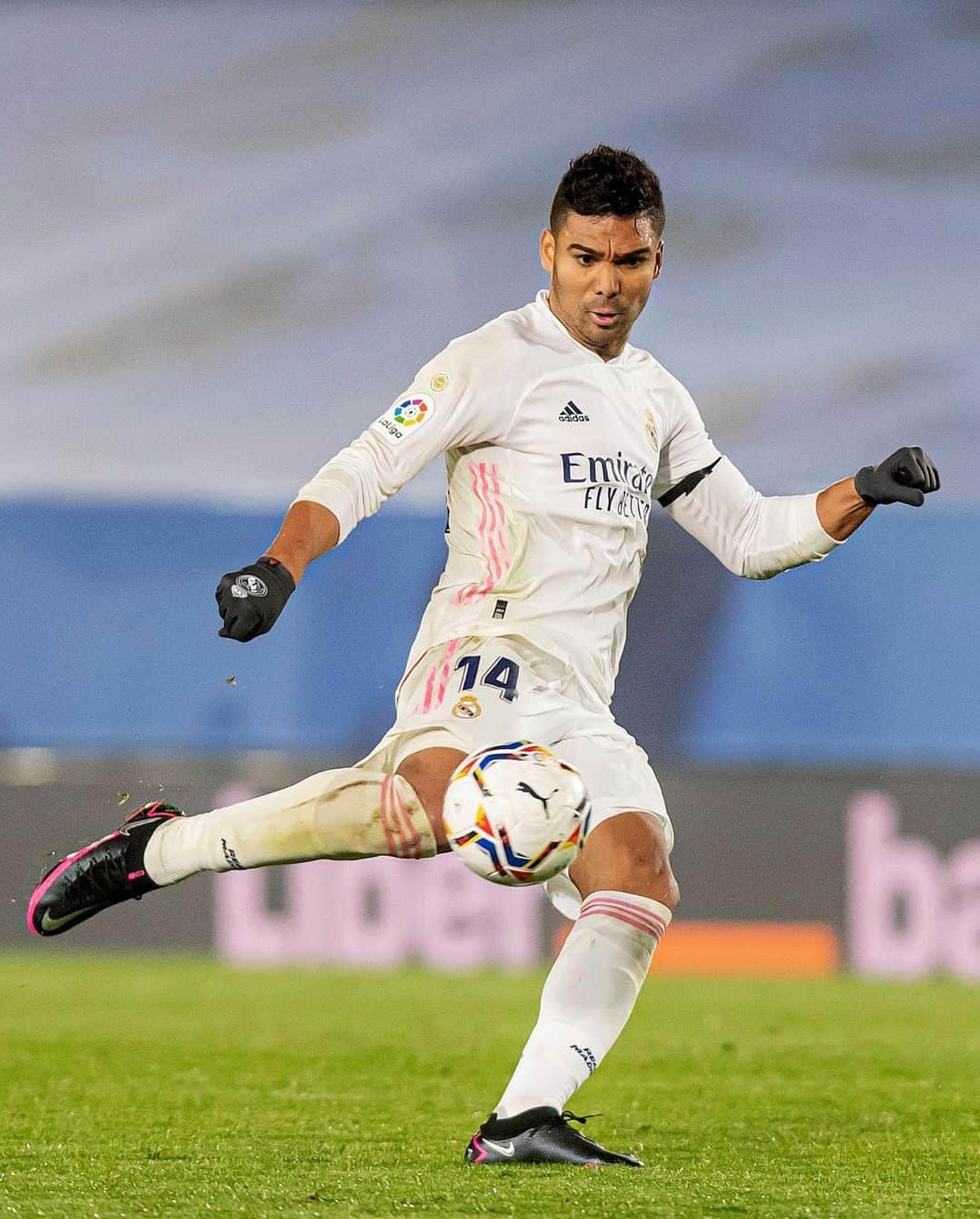 LFPさんのインスタグラム写真 - (LFPInstagram)「💫⚽️ Top CLASS midfielder!  🎊🎉 Happy birthday, @casemiro!  💫⚽️ Un centrocampista de MUCHA CLASE.  🎊🎉 ¡Feliz cumpleaños, #Casemiro!  #RealMadrid #LaLiga #LaLigaSantander #Football #YouHaveToLiveIt #HayQueVivirla #HBD」2月23日 19時42分 - laliga