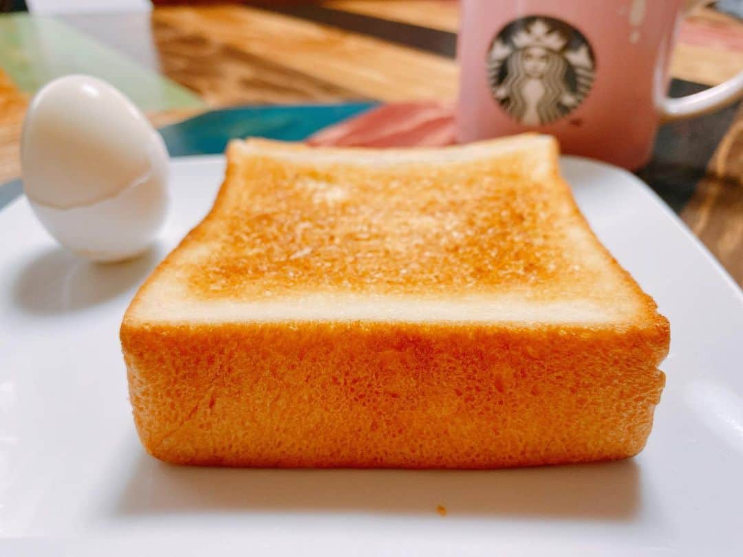 水村リアのインスタグラム：「PANYA ASHIYA 🍞﻿ ﻿ ﻿ 恵比寿のMLB cafeで﻿ PANYA ASHIYAの🍞を使った﻿ オープンサンドがあったのですが﻿ 最近潰れちゃって…🥲﻿ ﻿ Ron Herman Cafeには﻿ PANYA ASHIYAの厚切りトースト﻿ という贅沢なモーニングがあるのですが﻿ 朝起きられないの…🥲﻿ ﻿ ﻿ で﻿ ﻿ PANYA ASHIYAでPremiumを買ってきて﻿ 家で厚切りトーストのモーニング🍞﻿ ﻿ トーストにはなにもつけないがブーム👏﻿ ﻿ PANYA ASHIYAのPremiumは﻿ 甘みが強くなくてさっぱりした甘さ。﻿ 厚切りでもドシンとこないので👍﻿ その代わりいくらでも食べれそう(恐﻿ ﻿ ﻿ ﻿ 作るのはもちろん好きなんだけど﻿ 美味しいプロの食パンは至福❤︎﻿ ﻿ ﻿ ・﻿ ・﻿ ・﻿ #パングラビア﻿ #PANYAASHIYA﻿ #パンヤアシヤ﻿ #パンヤアシヤプレミアム﻿ #食パン﻿ #パンのミミ﻿ #🍞﻿ #厚切りトースト﻿ #厚切りトーストモーニング﻿ #loaf﻿ #breadloaf﻿ #bread﻿ #パン好きな人と繋がりたい ﻿ #アスリートフードマイスター﻿ ﻿ ﻿」
