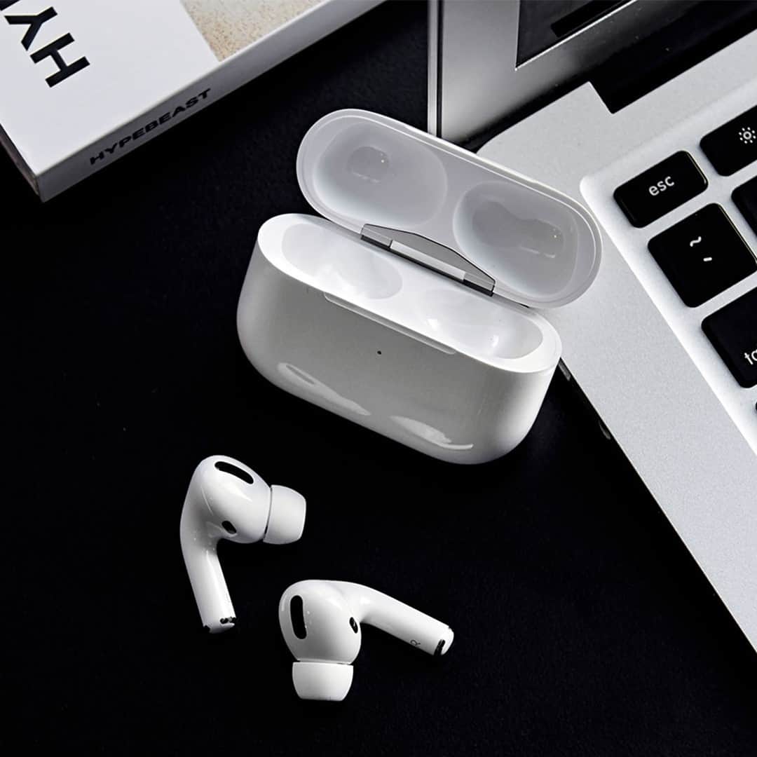 HYPEBEASTさんのインスタグラム写真 - (HYPEBEASTInstagram)「An image of the third-generation @apple AirPods and its accompanying case has surfaced online. Set to be placed in between the AirPods and AirPods Pro models in terms of price and performance, the upcoming model is expected to feature an in-ear design that is noticeably missing the removable ear tip elements, stem controls and pressure equalizers. While the accompanying case also looks to be sized down. Check out the design via the link in our bio, and stay tuned for new details. ⁠ Photo: @hypebeastkr」2月23日 19時45分 - hypebeast