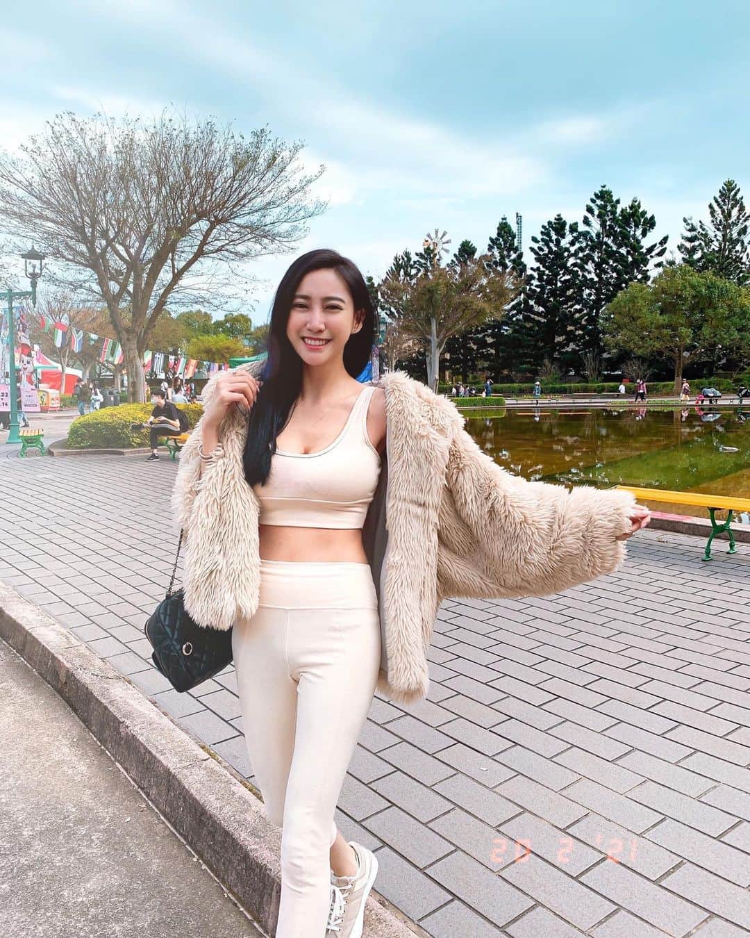 璇璇のインスタグラム：「辣妹沒有春夏秋冬🥸 我想要是夏天就是夏天， 再冷我也會說 超級熱， 我想要是冬天就是冬天 再熱我也會說 滿冷餒～ 這就是夏裝跟冬裝的混搭哈哈哈😆  霧眉接睫毛太習慣了， 簡簡單單就可以出門， 睫毛我都接同一款， 帶點咖啡眼神比較柔和， 可以直接指定璇璇款囉～～ @newstareyelash」