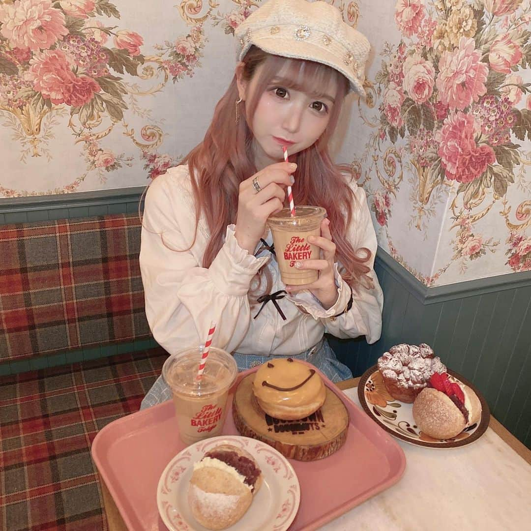 あいにゃんさんのインスタグラム写真 - (あいにゃんInstagram)「原宿にできた壁紙がかわいいパン屋さん🥨 インスタでたまに見るあんバターのパン気になってたけどめっちゃ美味しかったし、ドーナツも海外のやつみたいで好みだった😋💗 * * #thelittlebakerytokyo #goodtowndoughnuts #ザリトルベーカリートーキョー #グッドタウンドーナツ #東京カフェ #原宿カフェ #原宿グルメ #パン屋さん #パン屋 #カフェ巡り #カフェスタグラム #インスタ映え #自撮り女子 #被写体 #メイド #コンカフェ #コンカフェキャスト #コンカフェ店員 #サロモ #アイドル #地雷メイク #キャスケット #スワンキス #ピンクヘアー #美男美女と繋がりたい #お洒落さんと繋がりたい#japanesegirl #followforfollowback #いいね返し #フォローミー」2月23日 19時48分 - ainyan0310