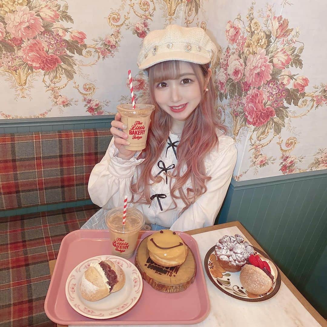 あいにゃんさんのインスタグラム写真 - (あいにゃんInstagram)「原宿にできた壁紙がかわいいパン屋さん🥨 インスタでたまに見るあんバターのパン気になってたけどめっちゃ美味しかったし、ドーナツも海外のやつみたいで好みだった😋💗 * * #thelittlebakerytokyo #goodtowndoughnuts #ザリトルベーカリートーキョー #グッドタウンドーナツ #東京カフェ #原宿カフェ #原宿グルメ #パン屋さん #パン屋 #カフェ巡り #カフェスタグラム #インスタ映え #自撮り女子 #被写体 #メイド #コンカフェ #コンカフェキャスト #コンカフェ店員 #サロモ #アイドル #地雷メイク #キャスケット #スワンキス #ピンクヘアー #美男美女と繋がりたい #お洒落さんと繋がりたい#japanesegirl #followforfollowback #いいね返し #フォローミー」2月23日 19時48分 - ainyan0310