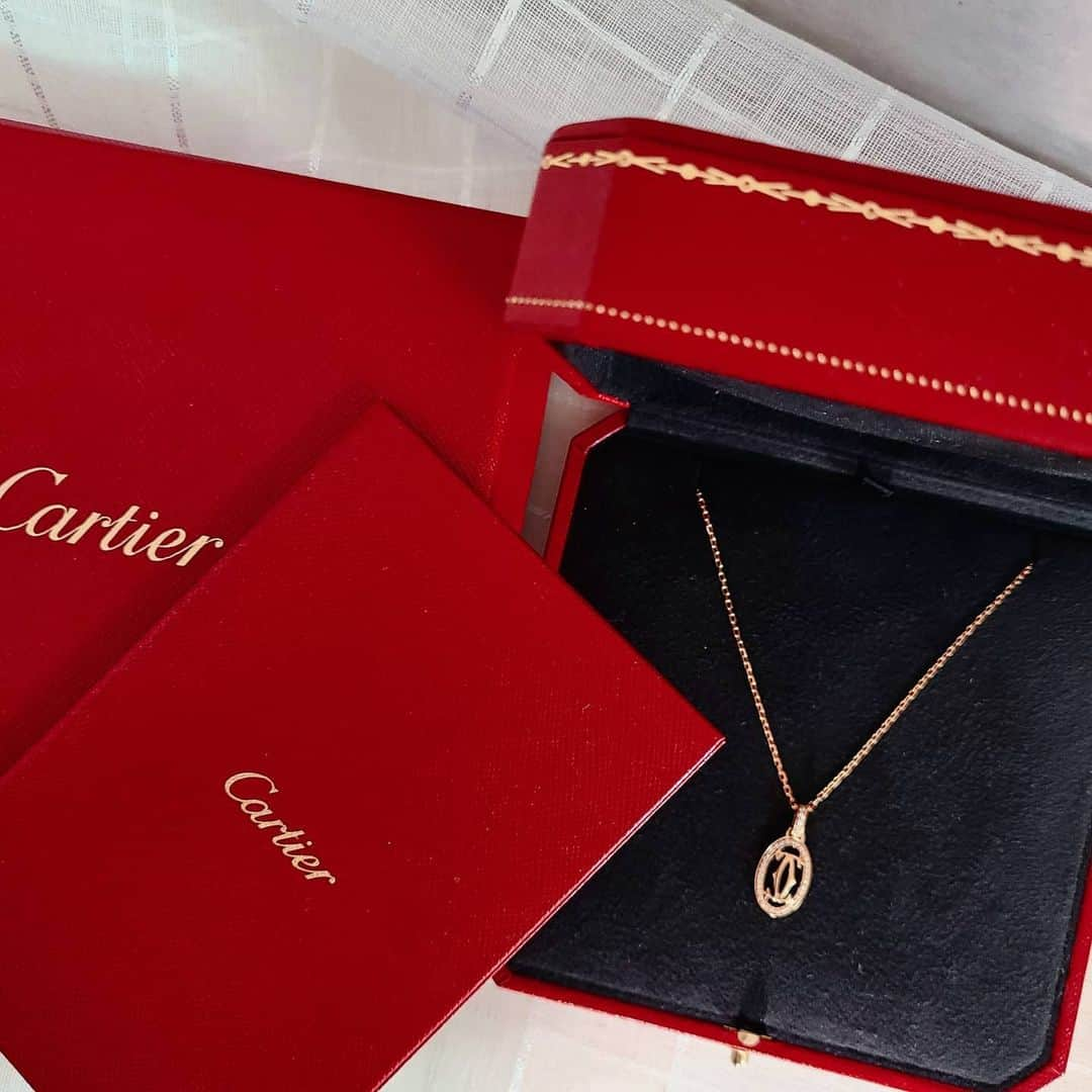 YUKAのインスタグラム：「@cartier   Time difference update is also good 🤪💓 My favorite right now 🤳  My 🎅🏻 😍 Thank you (ᵒ̴—̷̥́ ^ ᵒ̴—̷̣̥̀) _  時差更新もいいとこ🤪💓 今1番のお気に入り🤳  私の🎅🏻さん😍 ありがとぅ( ᵒ̴̶̷̥́ ^ ᵒ̴̶̷̣̥̀ )  今日から夜ゆで卵ダイエットしてます。。  🥚」