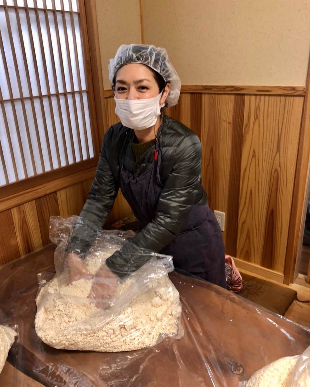 加藤紀子のインスタグラム：「７年目となる今年も、 味噌仕込み完了！  山形での味噌作りは、 私にとって冬の大切なお仕事のひとつ。 ロケが無事に終わった本日、 麹をほぐし、煮大豆をすくい、お塩を測って、混ぜて切って…。  優しく育ってくれますよう。  #山形味噌作り #手作り味噌 #なごみ庵 #発酵ラブ」