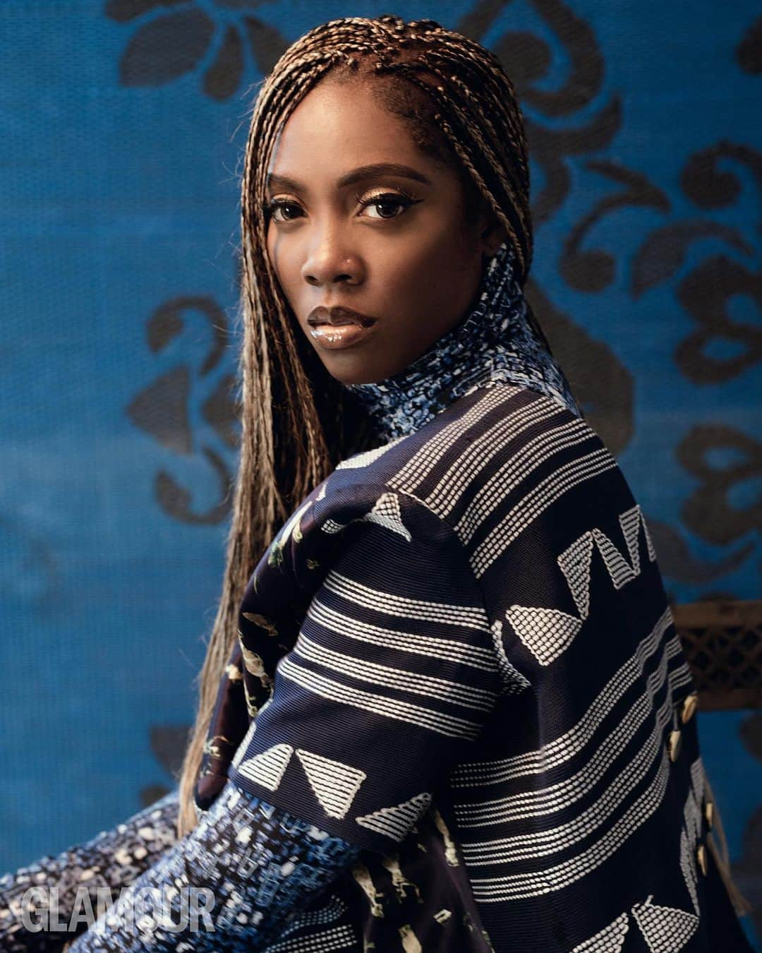 ティワ・サヴェージのインスタグラム：「For the March issue of @glamour_sa I sat with editor @nontando58 to discuss growing up in Lagos and in London, my album #Celia, #EndSars and much more 💙  Available digitally and on newsstands today   📸 @lakinogunbanwo   Style @iamdanielobasi  Hair by @miamiahair styled by @who_is_chynabee  Make up @artistry_by_tolani  Publicity: @vaprpublicity   Outfit 1: Turtle neck and Jacket - @lisafolawiyo   Outfit 2: Top and skirt - @maki.oh  Shoes - Jacquemus (courtesy @alaralagos ) Earrings - Area (courtesy @alaralagos )  Rings - @wowaccessorries   Outfit 3: Dress- Cecilie Bahnsen (Courtesy @alaralagos ) Earrings - Area (Courtesy @alaralagos )  Rings - @wowaccessorries   Outfit 4: Dress - @turfahofficial  Earrings - Jacquemus (courtesy @alaralagos )」