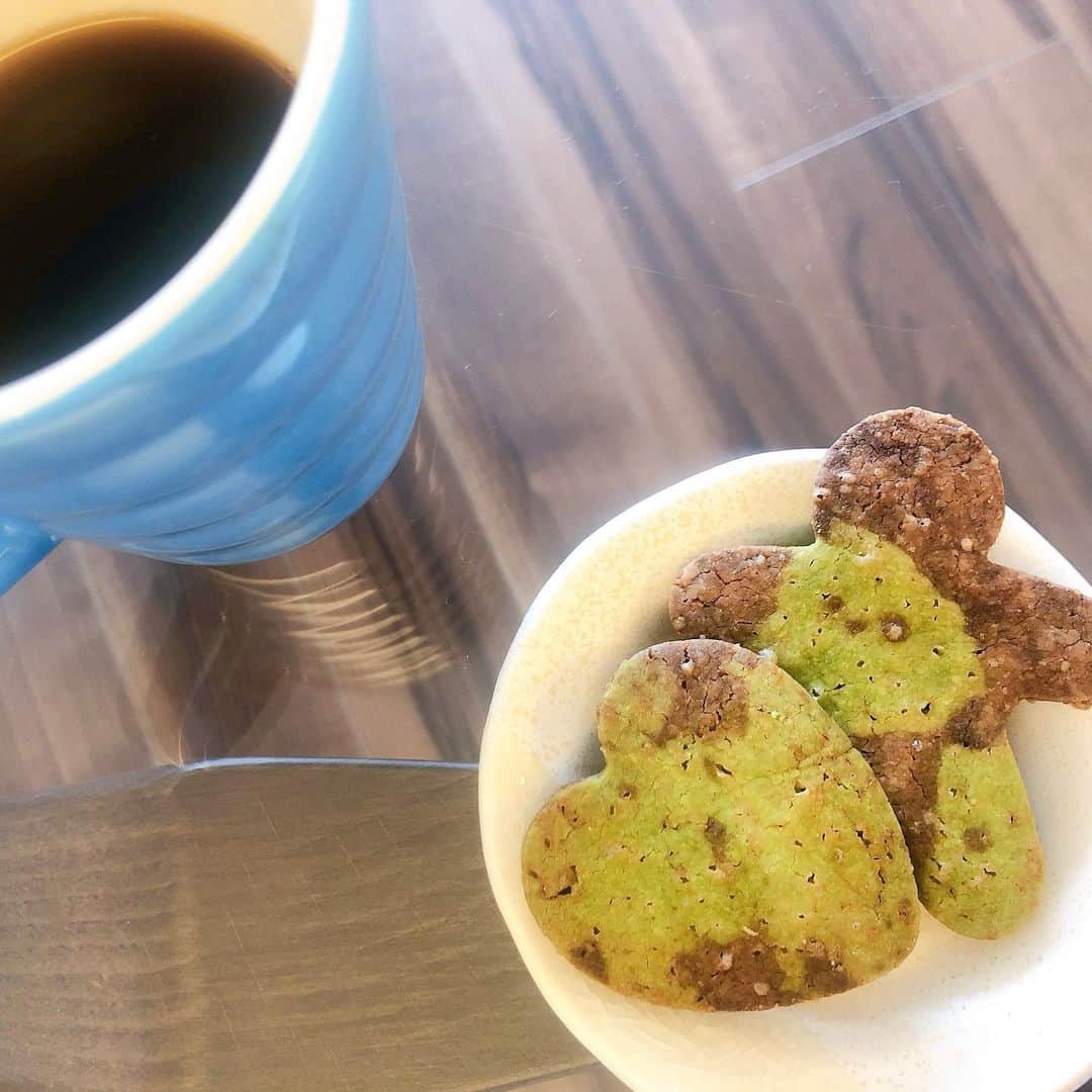 芝彰子さんのインスタグラム写真 - (芝彰子Instagram)「vegan cookie🍪 . . お裾分けすると最近とっても好評頂く🙏 カカオ&抹茶のクッキー。  いつものごとく お菓子は卵・乳製品・小麦粉・白砂糖不使用で🌱  . @matchaheaven_japan のお抹茶で。 このお抹茶は何にしてもやっぱり美味しい☺️  本当に本当の意味で質といい味といい 安心できる私の大好きなお抹茶♡ . . 何かしら毎日甘いもの食べてます笑 . #vegan #vegancookie #organic #ヴィーガンクッキー #グルテンフリー #卵乳製品白砂糖小麦粉不使用」2月23日 19時51分 - akiaki1221