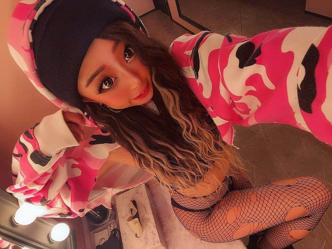 CHOCOのインスタグラム：「ピンク迷彩檄可愛💕超ヤバイ💕  #utage #utagesapporo#ウタゲサッポロ#gogodancer#utagedancer#ゴーゴーダンサー #札幌#サッポロ#sapporo#黒肌#衣装#髪型＃ニット帽 ＃迷彩#網タイツ #エクステ#プルエクステ#ロングヘア  #ナイトクラブ#夜遊び#パリピ」