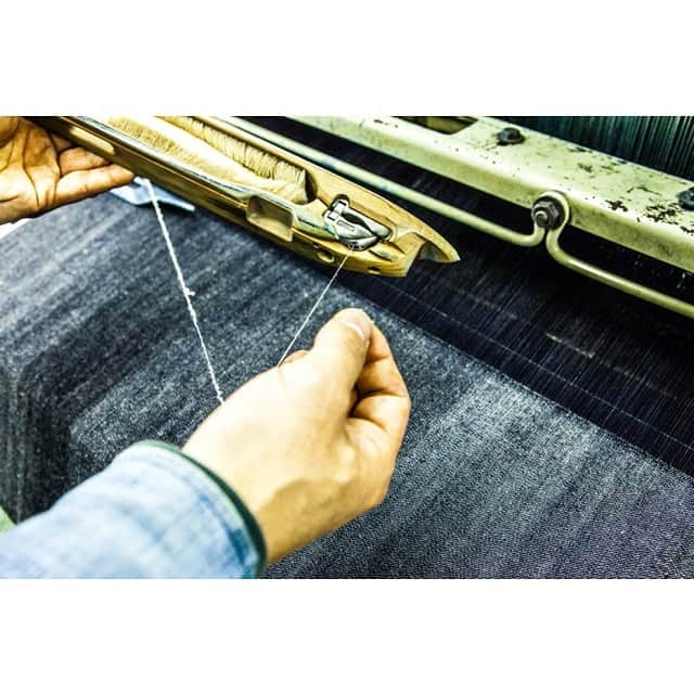 KAIHARA DENIMさんのインスタグラム写真 - (KAIHARA DENIMInstagram)「クラフツマンシップに基づき、高品質な素材と卓越した技術で優れたデニムを生み出すリーバイス®︎のプレミアムライン「Levi’s®︎ Made & Crafted®︎」。その中でも、日本製のデニム生地を使用し、縫製から加工まですべての工程を日本国内で手がけ、最高品質を追求した「MADE IN JAPAN™ COLLECTION」は、特別なコレクションとなっています。Vol.3は製造メーカーを紹介。「MADE IN JAPAN™ COLLECTION」の⽣産を⼿がけるのは、世界にその名を知られる⽇本のデニム⽣地メーカー「カイハラ株式会社」とデニム加⼯と縫製のスペシャリスト「SAAB」です。⽣産の現場をよく知る両社の担当者に、ものづくりのこだわりと「MADE IN JAPAN™ COLLECTION」への想いを語ってもらいました。  →詳細はトップページのリンクから  #kaiharamagazine #Levis #LevisMadeandCrafted #levis502 #levis512 #levis511 #madeinjapan #saab #saabjeans #kaihara #kaiharadenim  #denim #jeans #pants #カイハラ #カイハラデニム #カイハラマガジン #リーバイス #リーバイスメイドアンドクラフテッド #デニム #ジーンズ #サーブ #レーザー加工 #ジーンズ加工 #プロダクト」2月23日 19時58分 - kaihara_denim