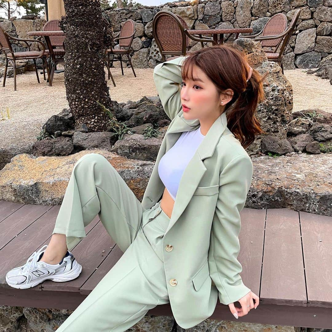 Chuuさんのインスタグラム写真 - (ChuuInstagram)「🍊CHUU in Jeju🍊  츄멤님들의 문의 폭주 중인 제주도 촬영 상품을 2.24(수) 내일 한컷 미리보기로 오픈합니다!  내일 만나요🖐🏽  ⚠️한컷구매로 오픈 하는 만큼 10% 할인된 가격으로 구매 가능합니다.  #chuu#츄#chuu_in_jeju #lovely_daily_look_chuu」2月23日 19時59分 - chuu_official