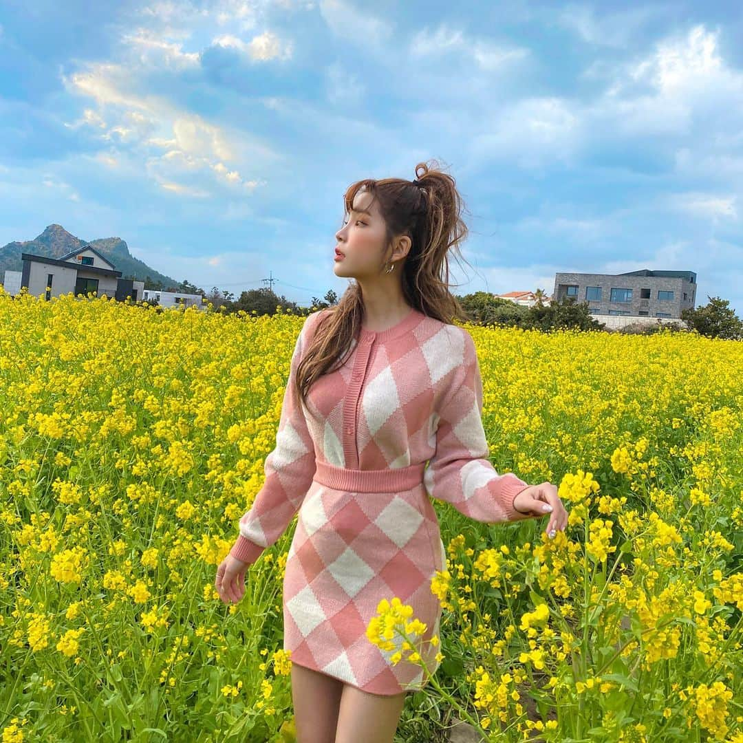 Chuuさんのインスタグラム写真 - (ChuuInstagram)「🍊CHUU in Jeju🍊  츄멤님들의 문의 폭주 중인 제주도 촬영 상품을 2.24(수) 내일 한컷 미리보기로 오픈합니다!  내일 만나요🖐🏽  ⚠️한컷구매로 오픈 하는 만큼 10% 할인된 가격으로 구매 가능합니다.  #chuu#츄#chuu_in_jeju #lovely_daily_look_chuu」2月23日 19時59分 - chuu_official