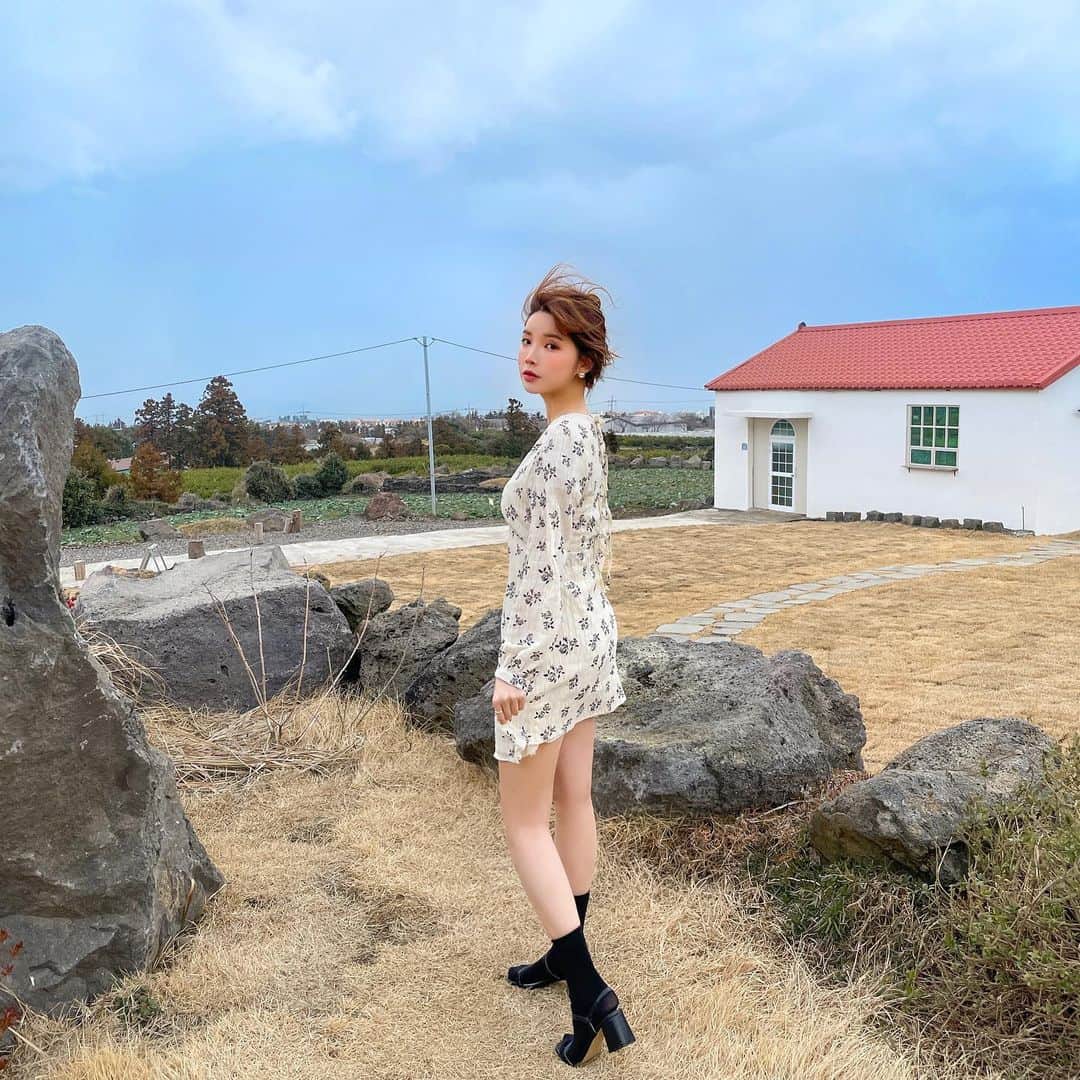 Chuuのインスタグラム：「🍊CHUU in Jeju🍊  츄멤님들의 문의 폭주 중인 제주도 촬영 상품을 2.24(수) 내일 한컷 미리보기로 오픈합니다!  내일 만나요🖐🏽  ⚠️한컷구매로 오픈 하는 만큼 10% 할인된 가격으로 구매 가능합니다.  #chuu#츄#chuu_in_jeju #lovely_daily_look_chuu」