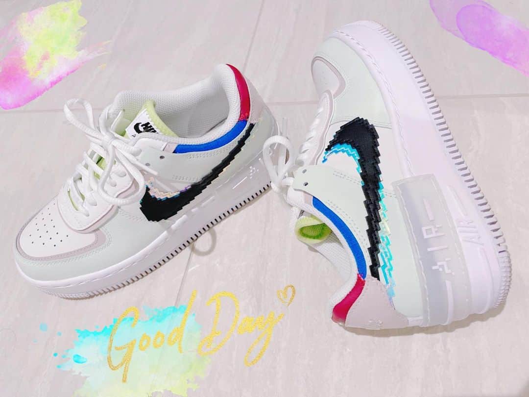 諏訪彩花のインスタグラム：「春めいてきたからゲットしちゃった🥰🌸👟〜見ても履いてもるん♪  はやく春よこい♡ #スニーカー　#NIKE」