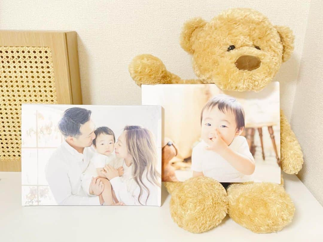 NikawaAsuka のインスタグラム：「大志の1歳のお誕生日の時に撮ってもらった写真が届きました🧸 家族写真と大志の写真どちらも宝物📷  そして5月末に家族がもうひとり増えます👶👶とりあえずの報告です🤎  #マタニティー #妊婦 #妊娠7ヶ月 #5月出産予定 #5月予定日 #ぷんにー #第二子 #赤ちゃん #家族写真 #1歳誕生日 #1歳 #宝物 #👶 #📷 #🧸 #🤎」